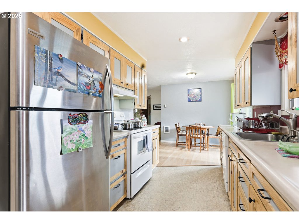 207 W D St Property Photo 10