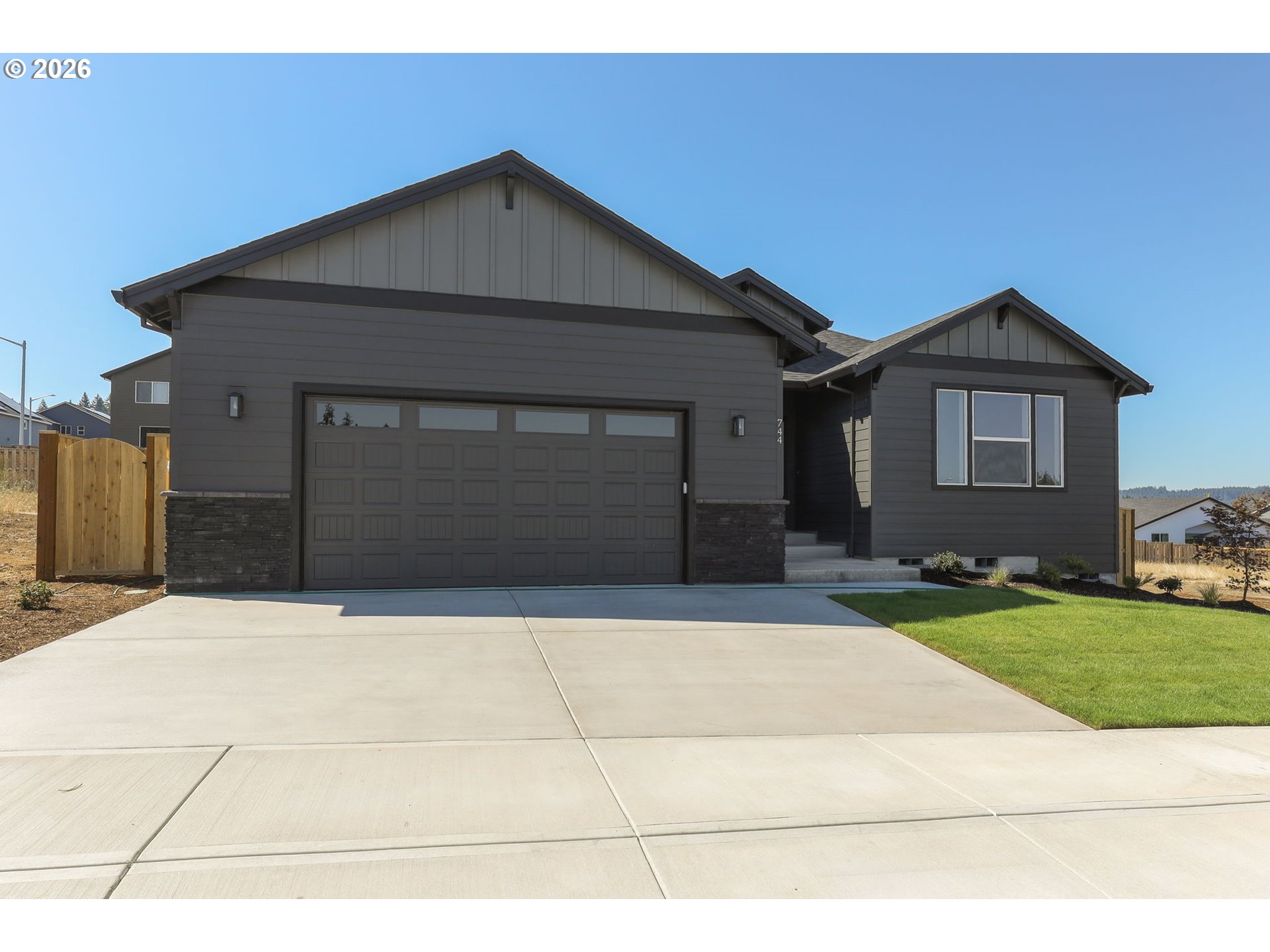 656 Ne Trillium Dr Property Photo 1