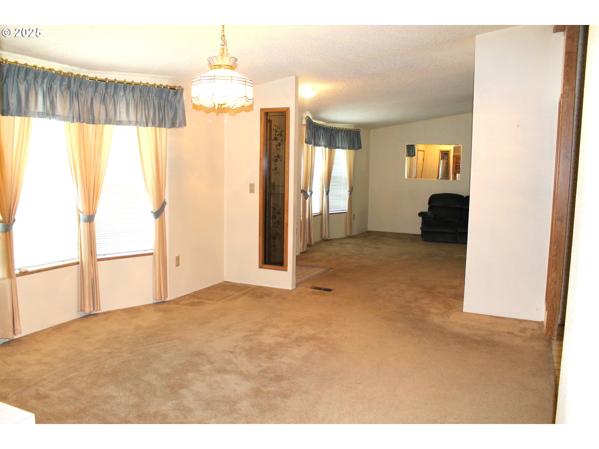 210 N Mountain Blvd Property Photo 2