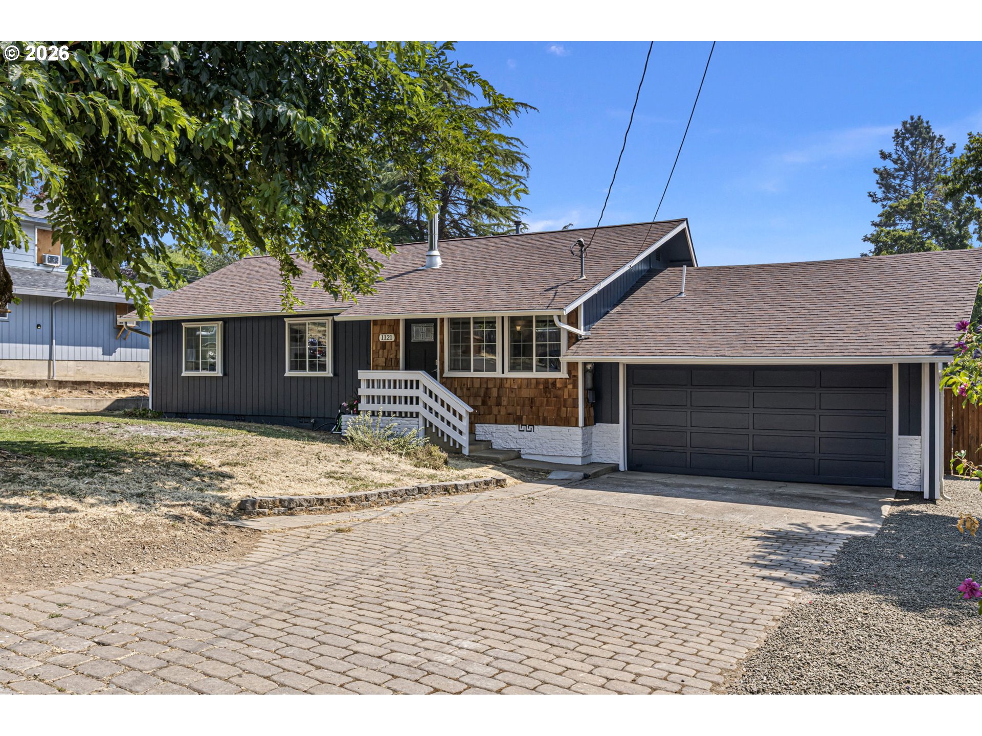 1121 NE HAWTHORNE AVE Property Photo 1