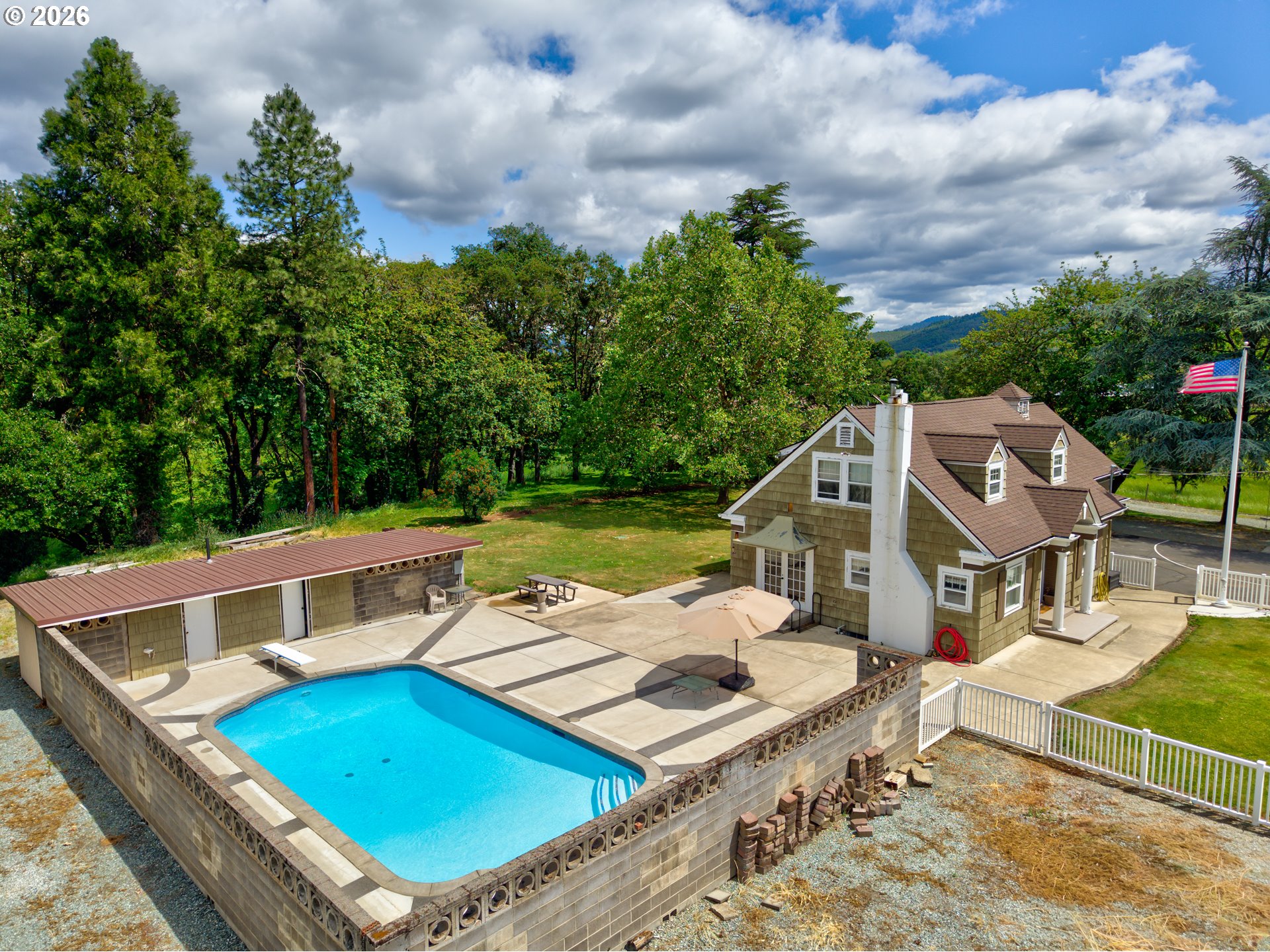1631 Glenbrook Loop Rd Property Photo 4