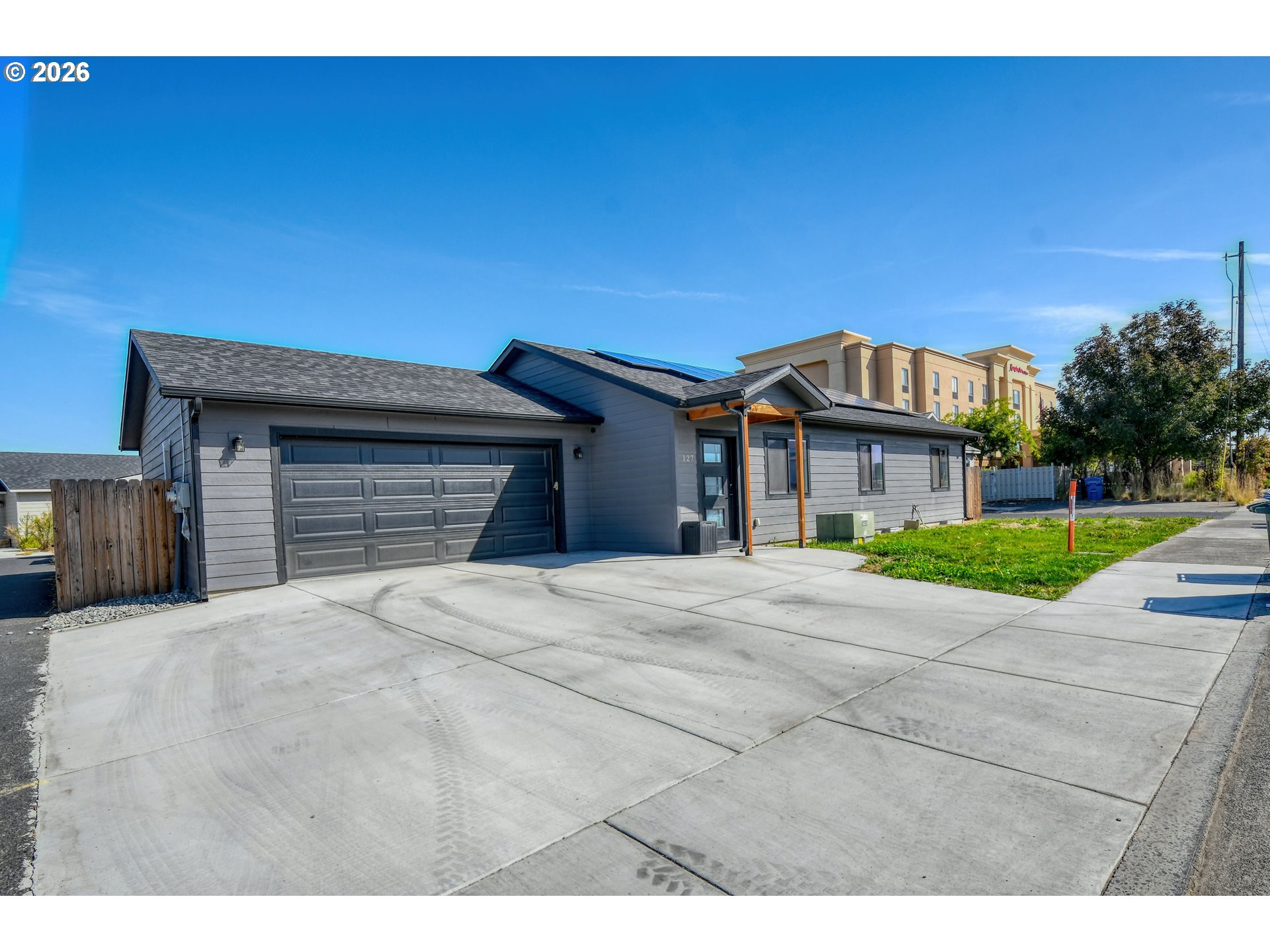 127 SW NYE AVE Property Photo 1