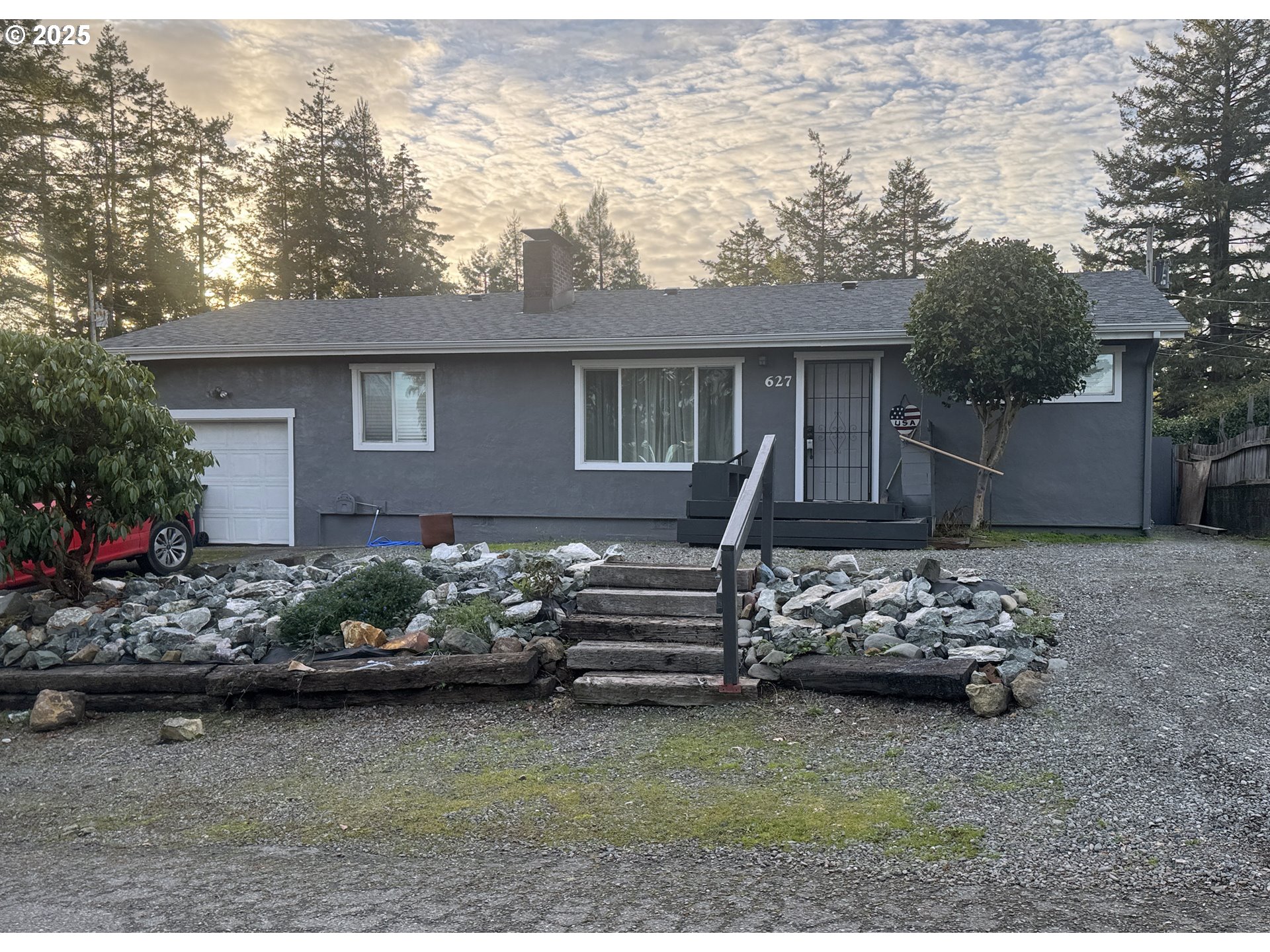 627 Richard ST Property Photo 1