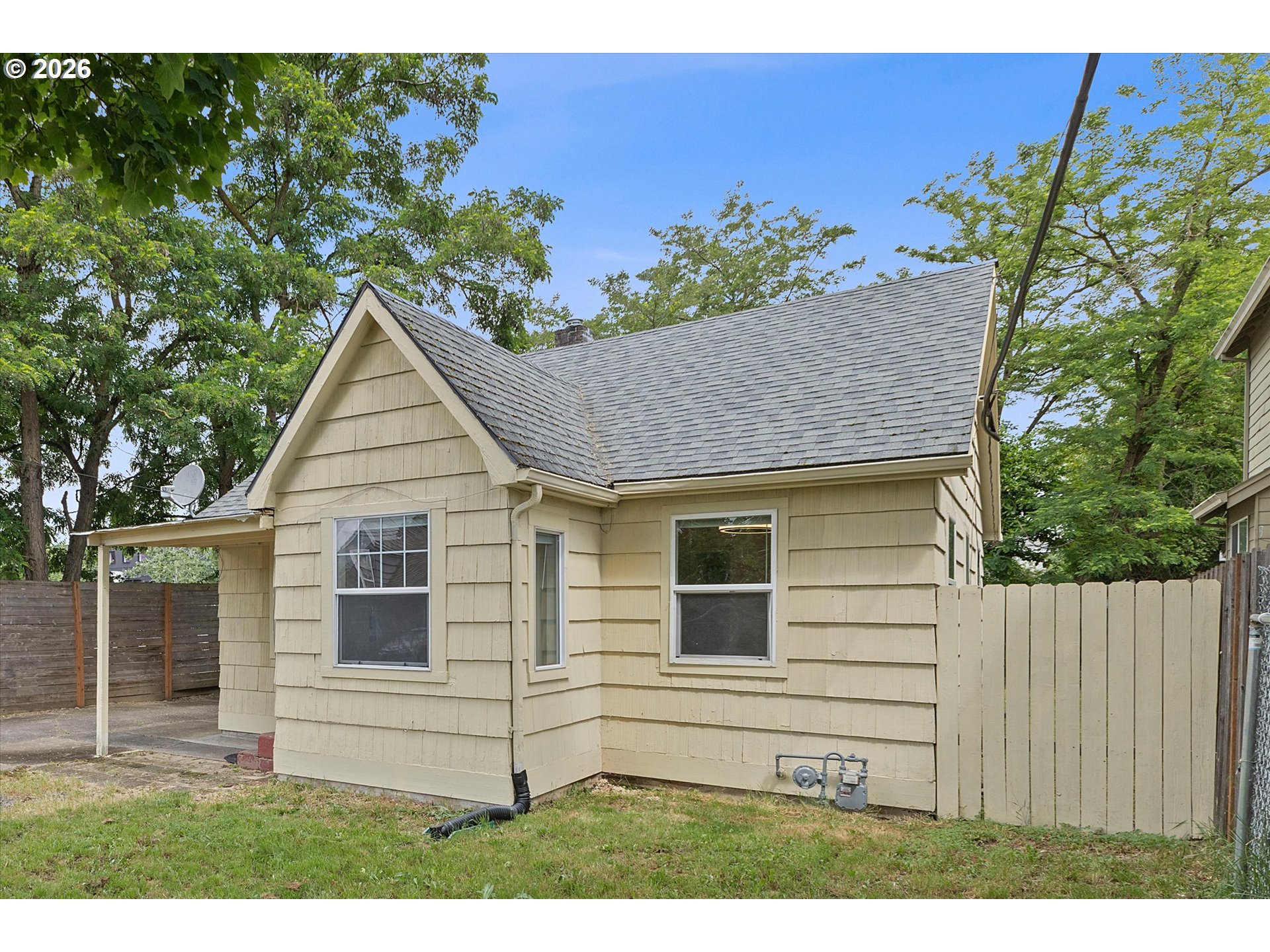 8305 Se Rhone St Property Photo 3