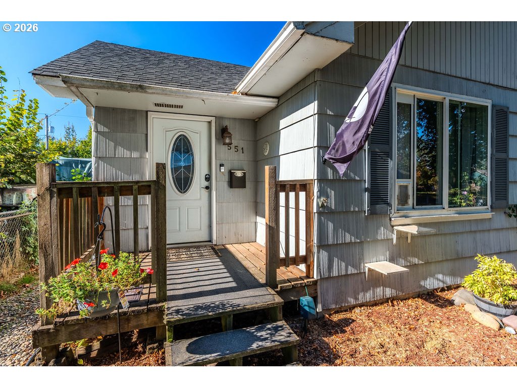 551 16th Ave Property Photo 3