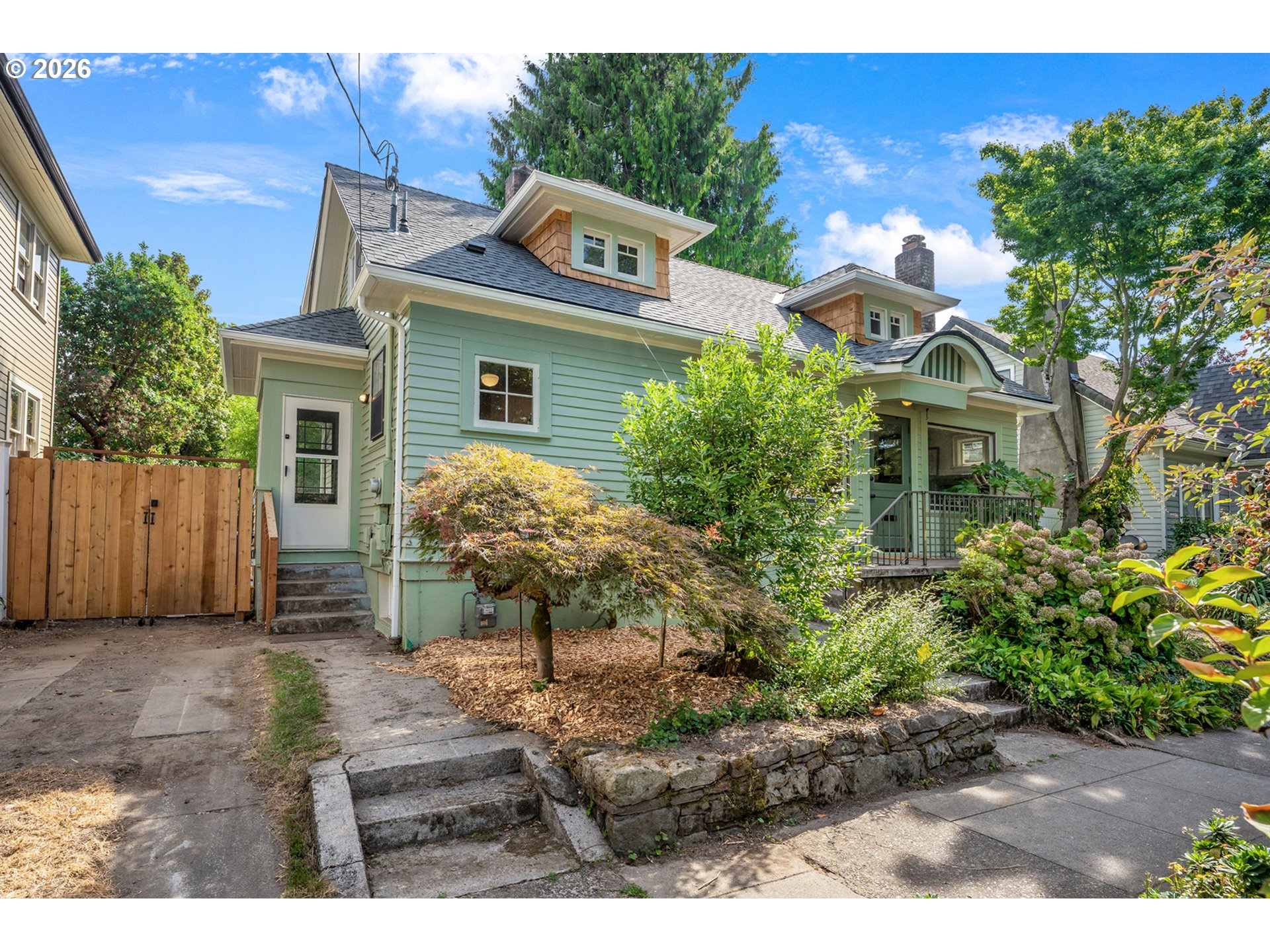 2714 Ne Everett St Property Photo 2