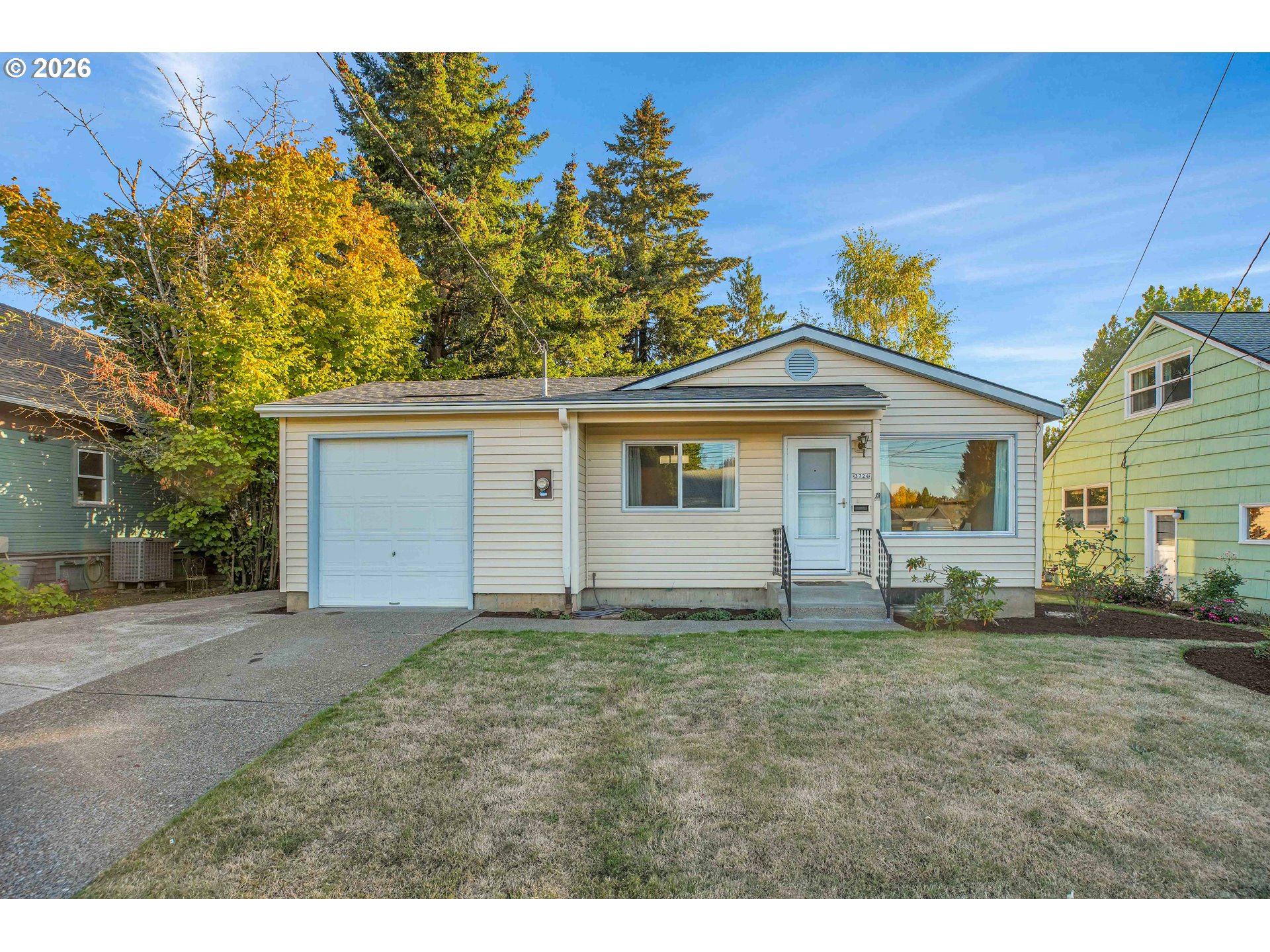 3724 Se Schiller St Property Photo 1