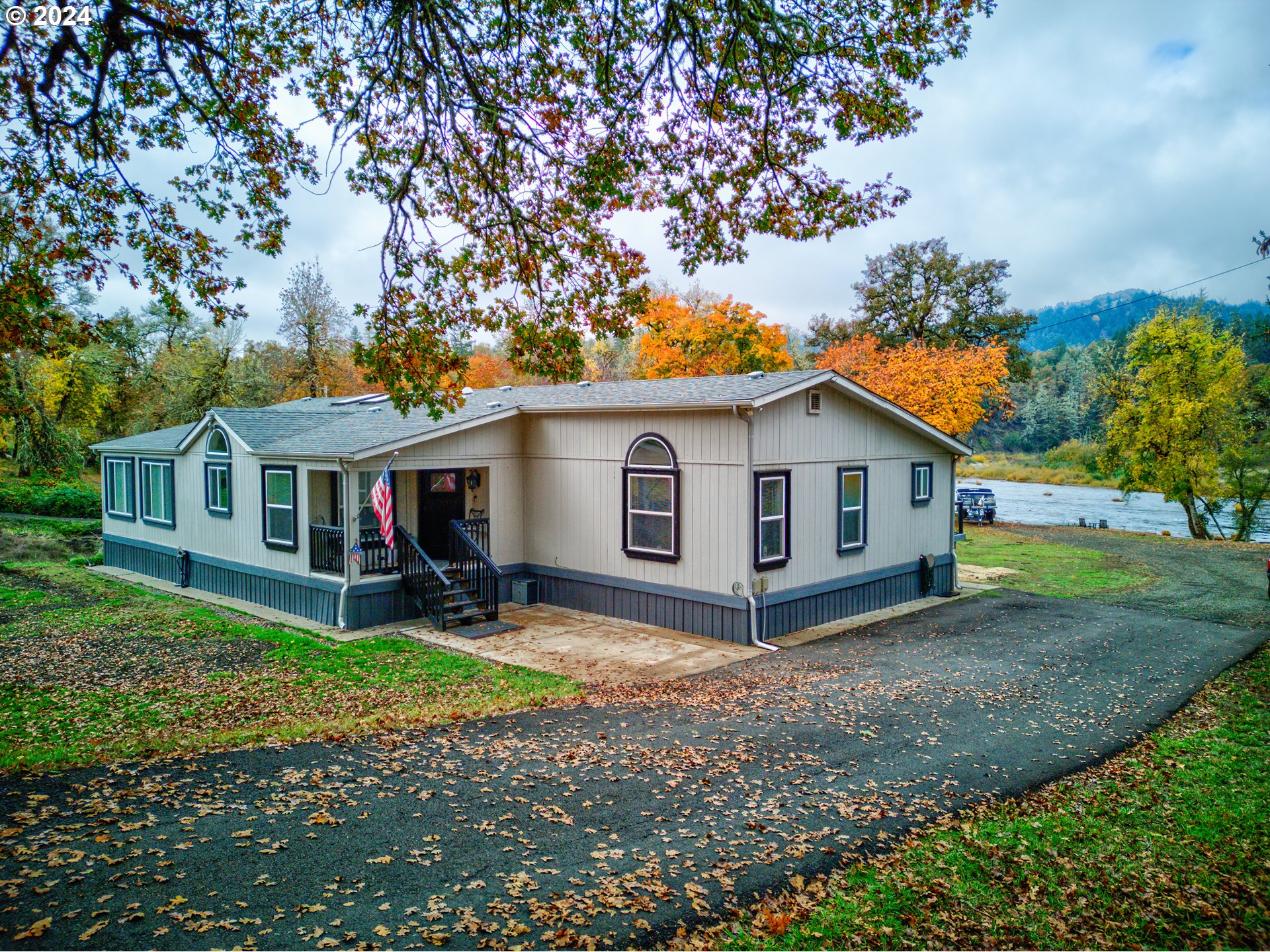 2665 Whistlers Park Rd Property Photo 1