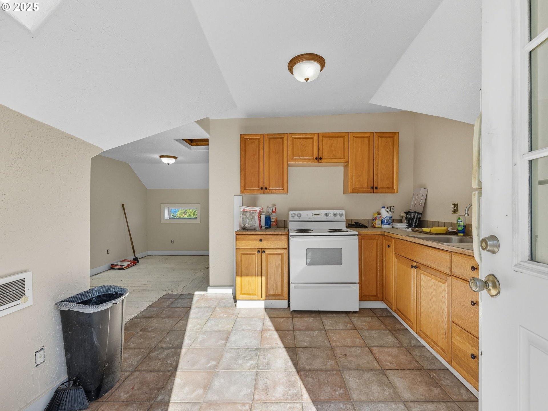 686 29th St Property Photo 8