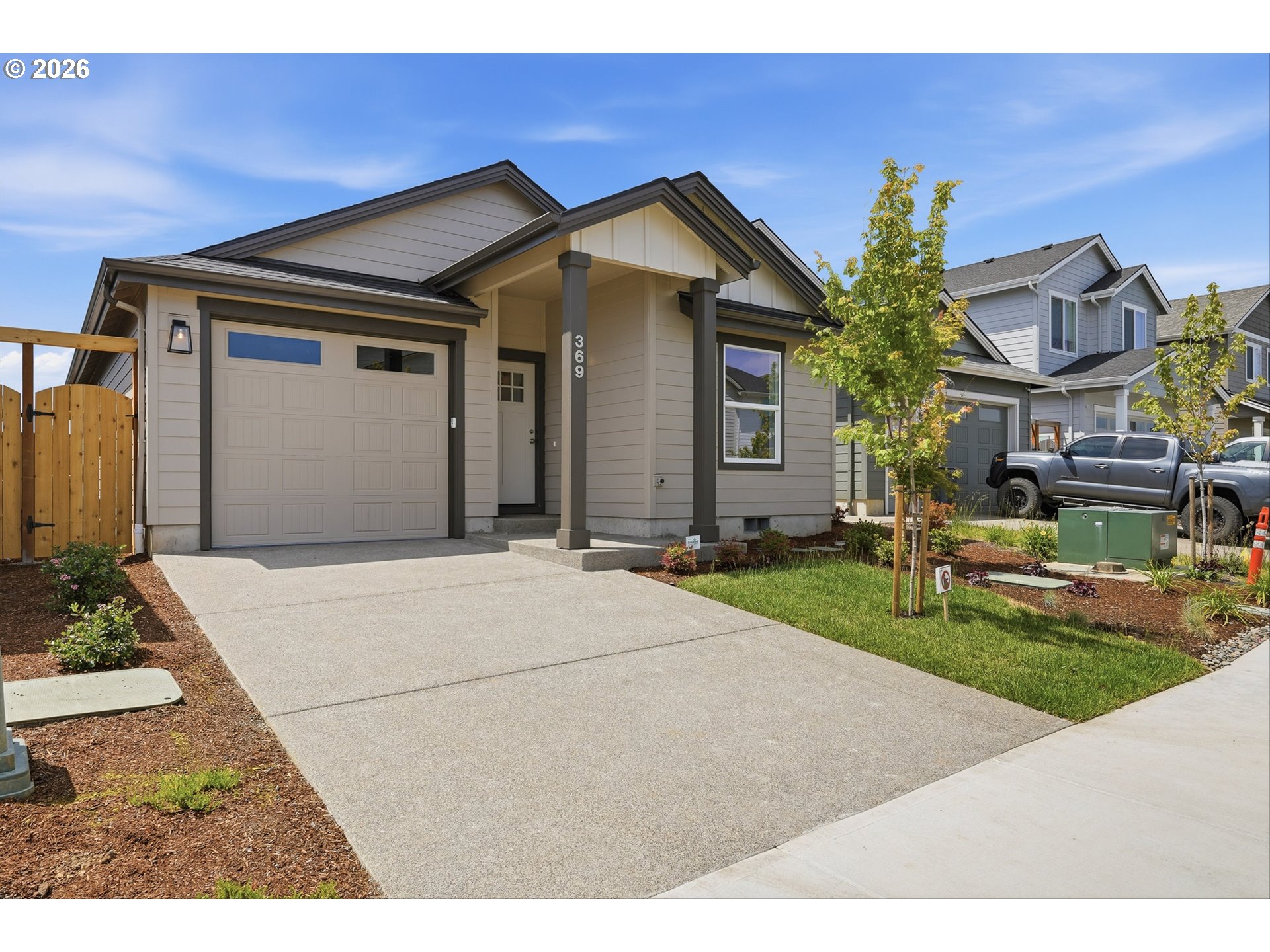 369 Se Shetterly Dr Property Photo 1