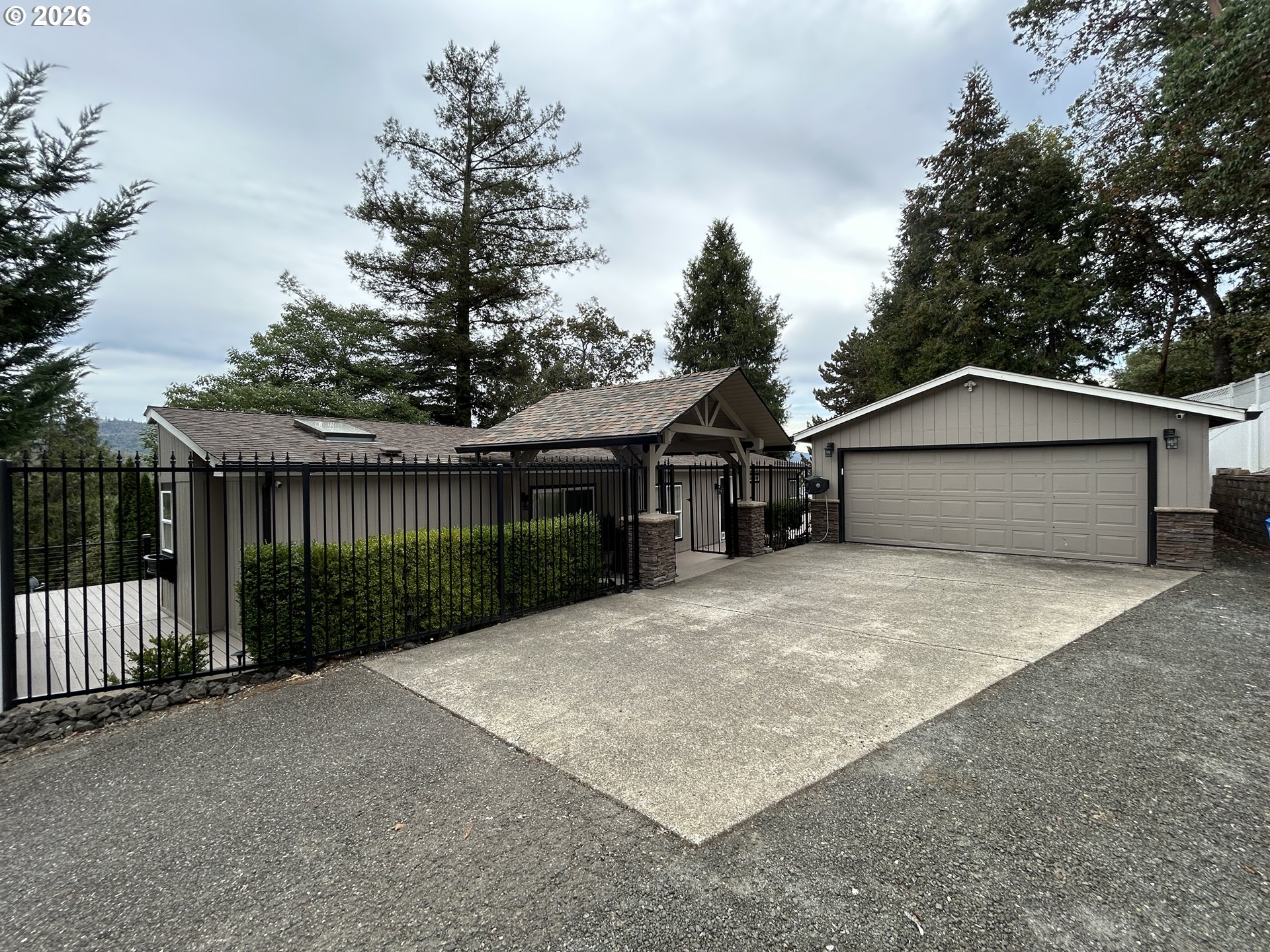 220 Nw Trust St Property Photo 1