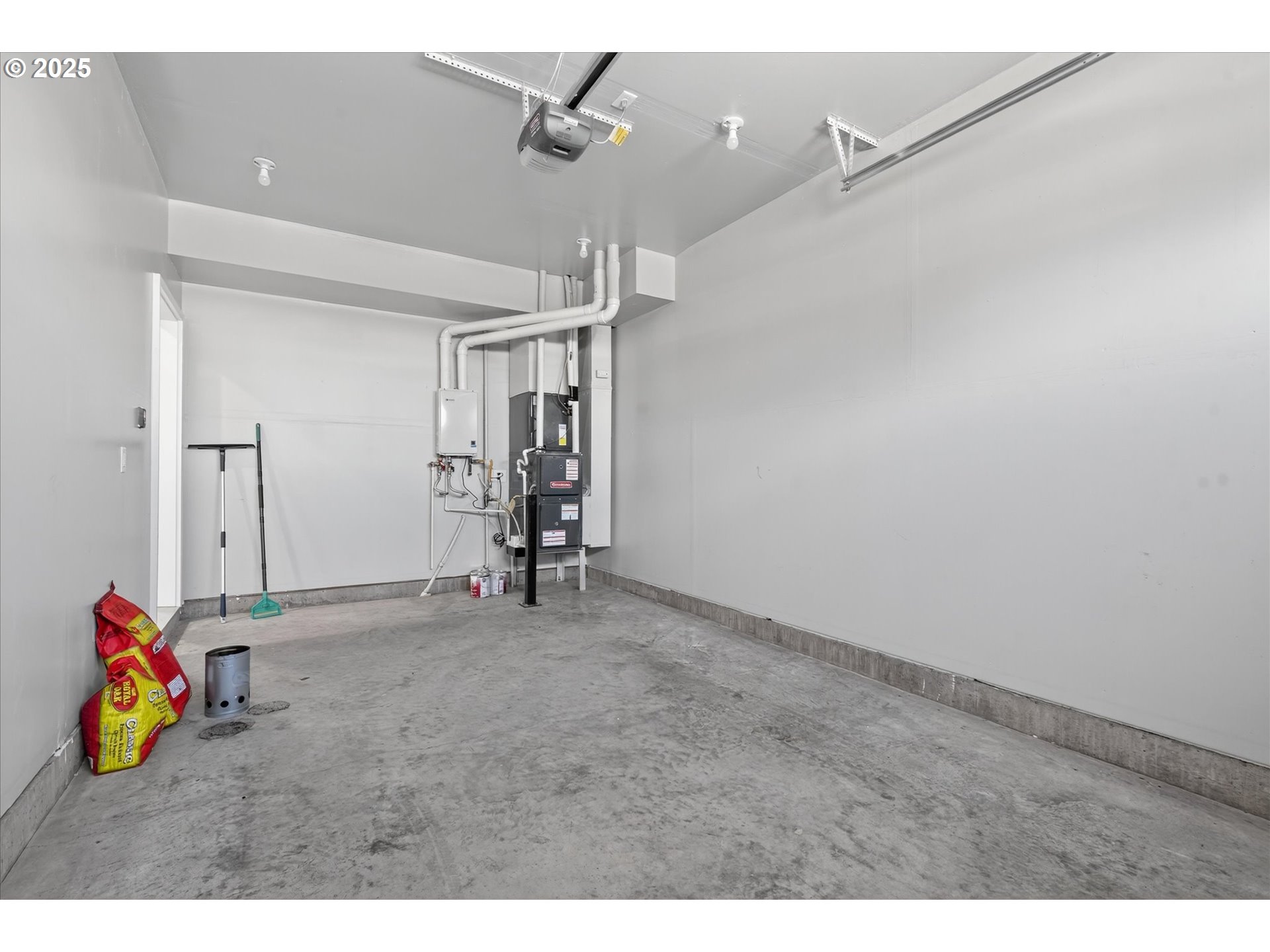 585 Baker St Property Photo 12