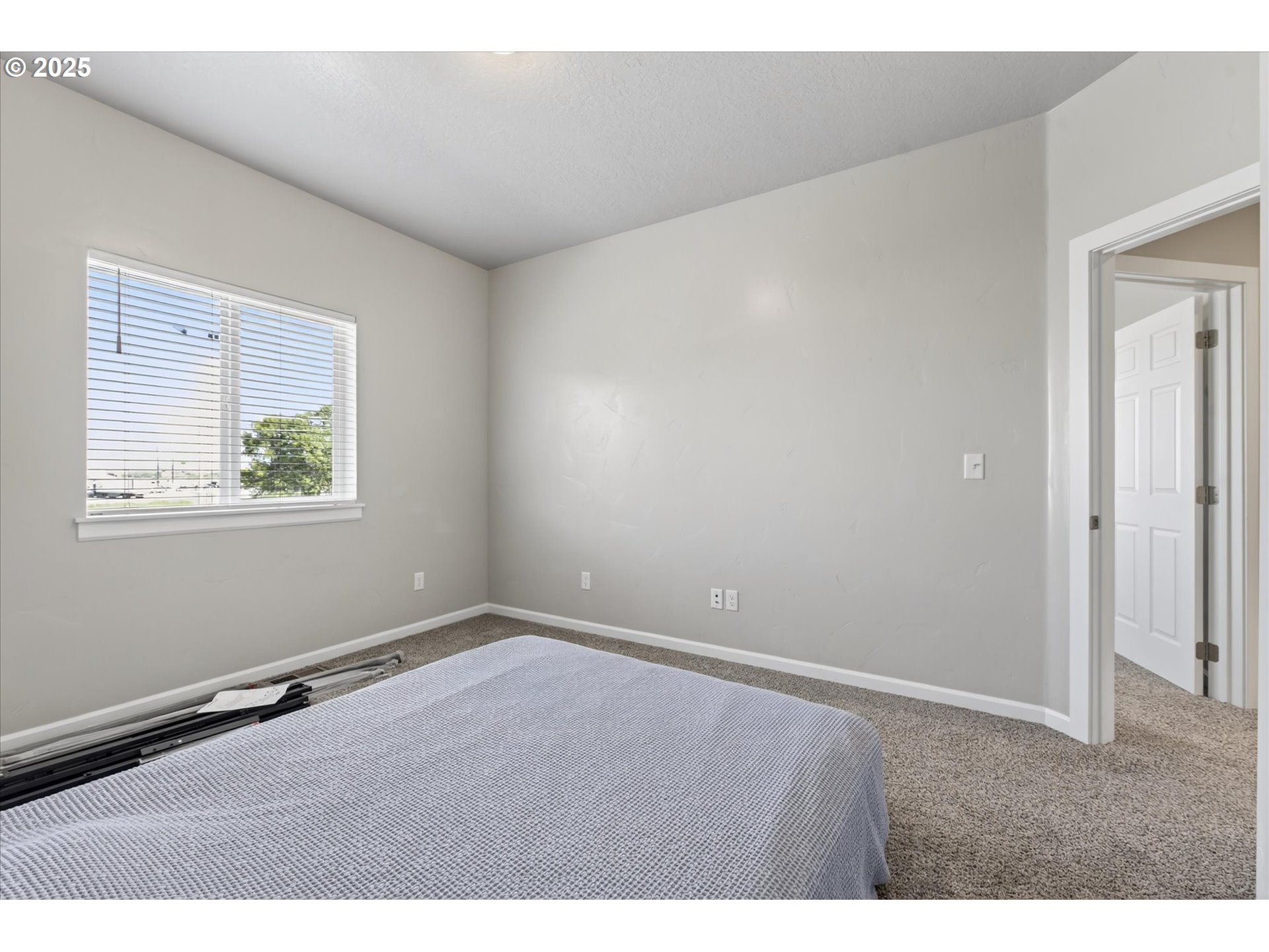 585 Baker St Property Photo 25