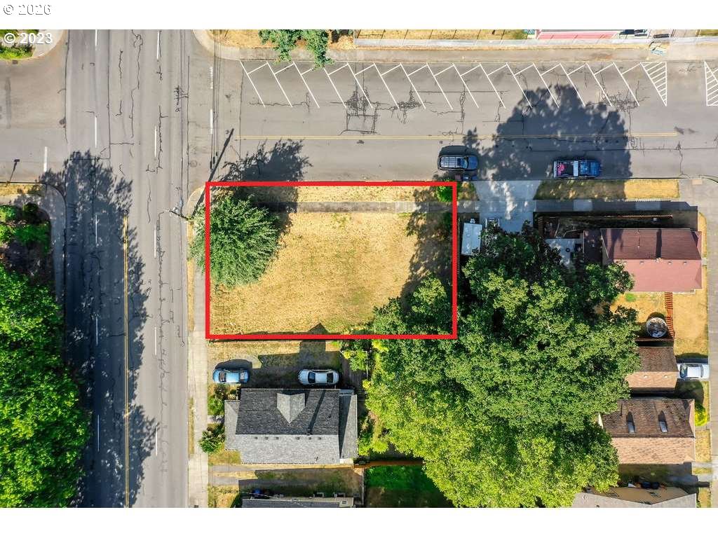 223 Ne Joy St Property Photo 1