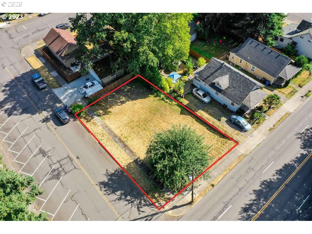 223 Ne Joy St Property Photo 2