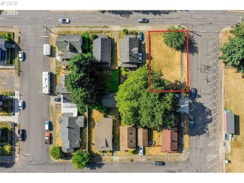 223 Ne Joy St Property Photo 3