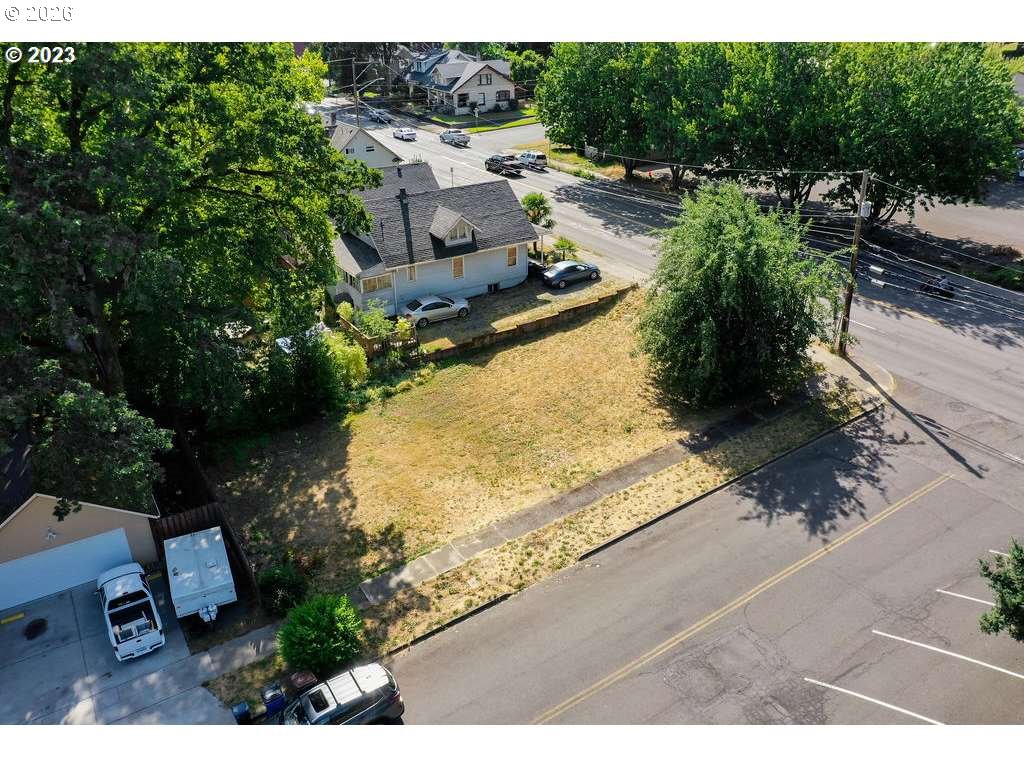 223 Ne Joy St Property Photo 4