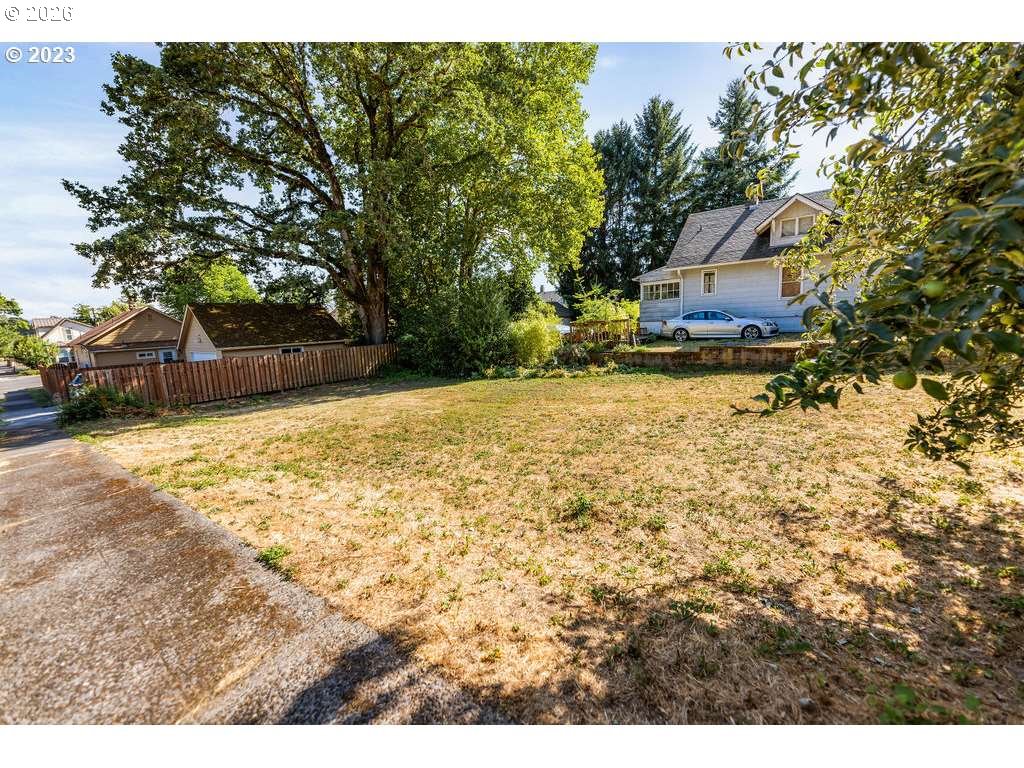 223 Ne Joy St Property Photo 5
