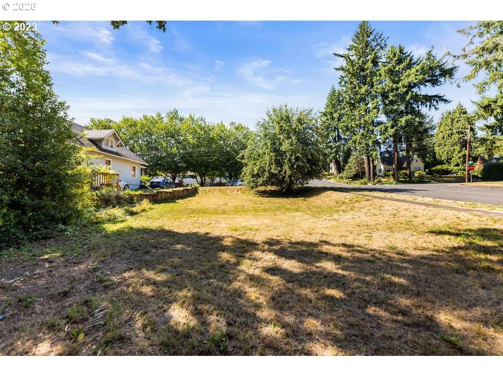 223 Ne Joy St Property Photo 6