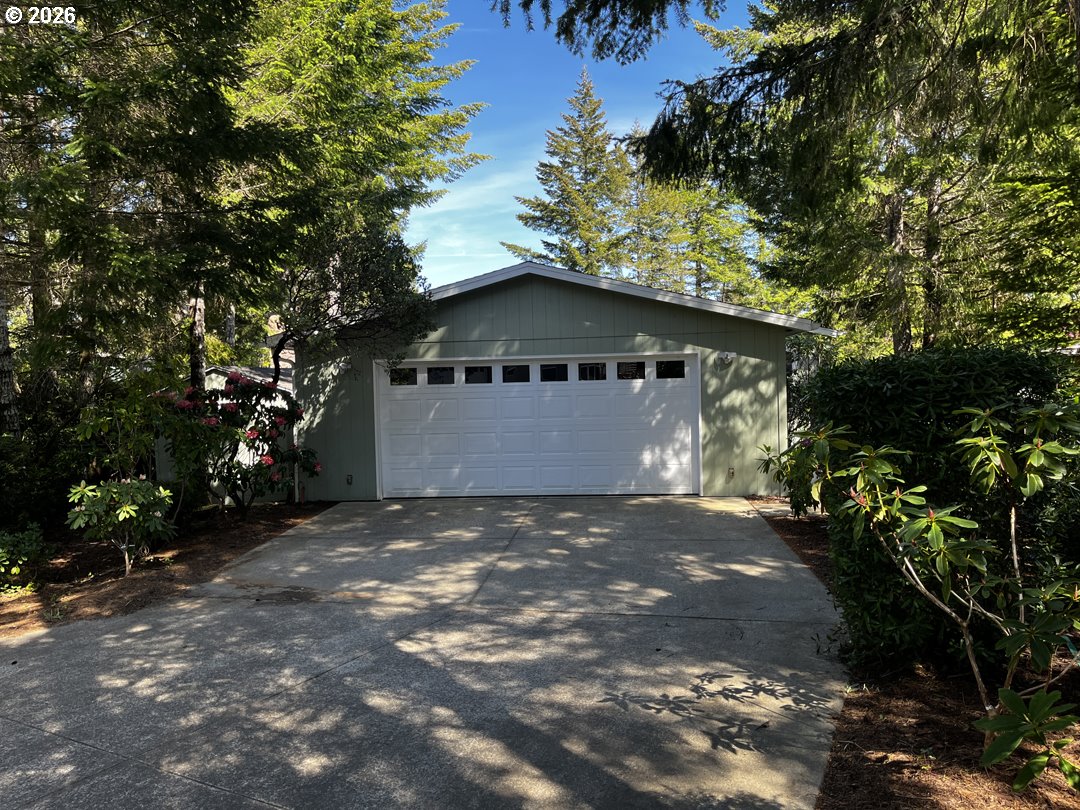 148 Outer Dr Property Photo 1