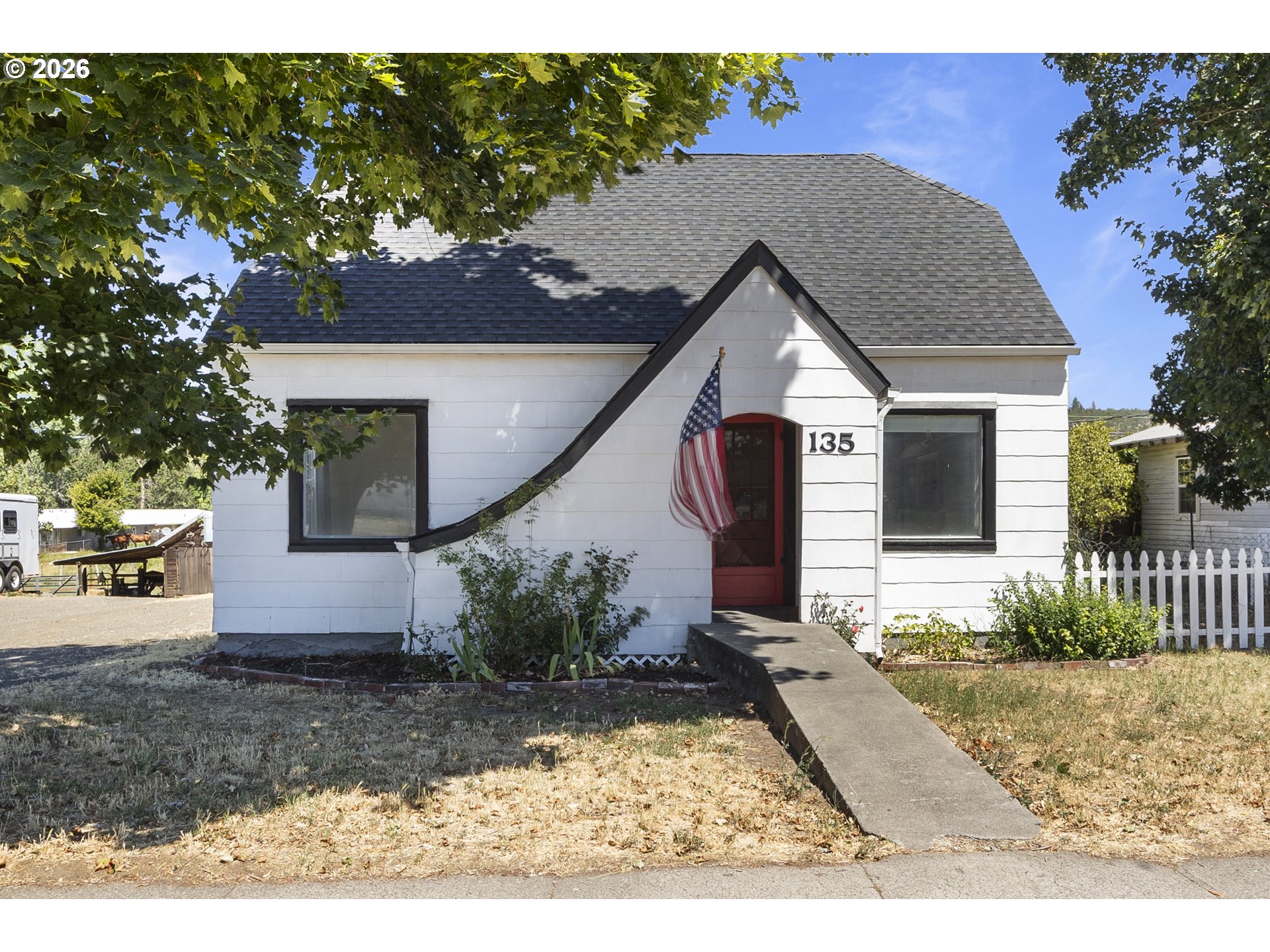 135 E BROADWAY ST Property Photo 1