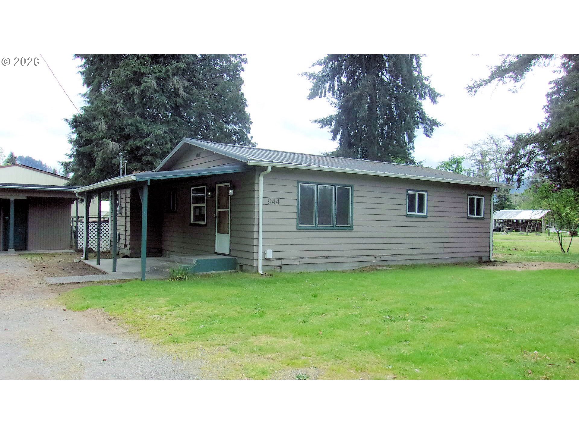 944 5th St Property Photo 1