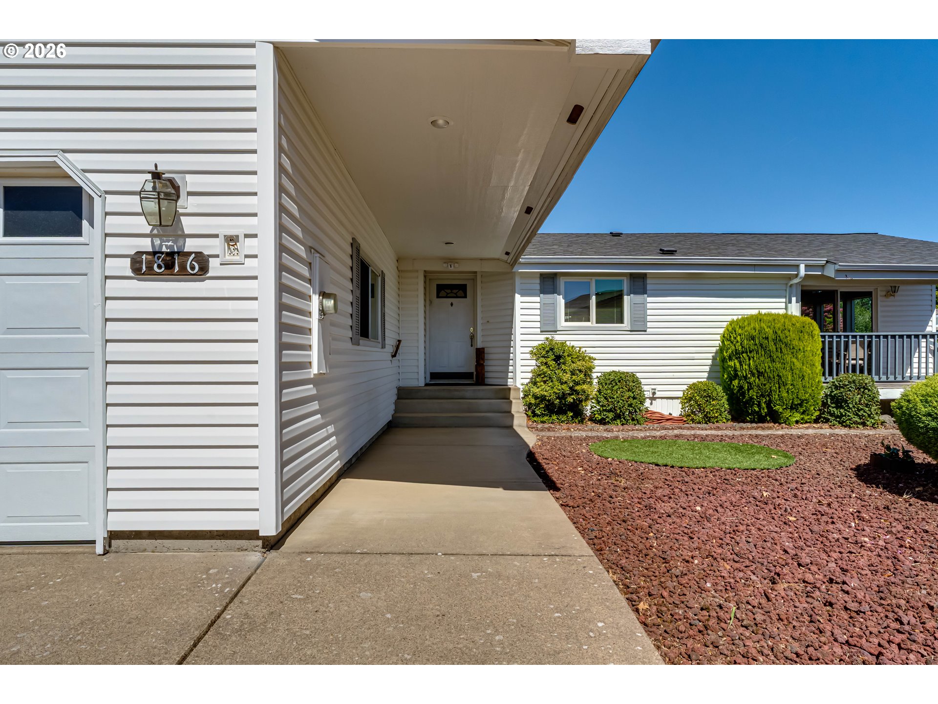 1816 Fountain Ct Property Photo 2