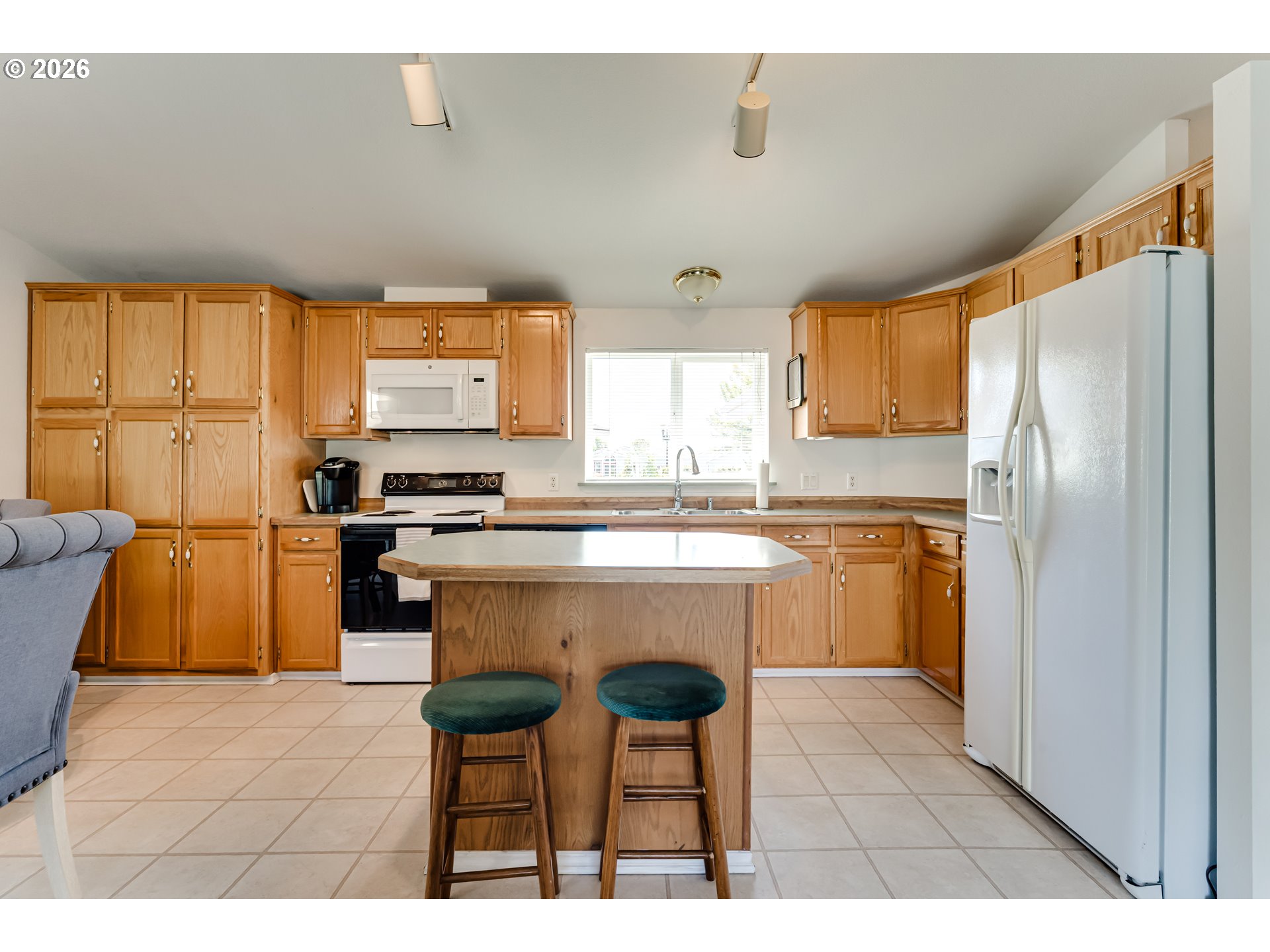 1816 Fountain Ct Property Photo 6