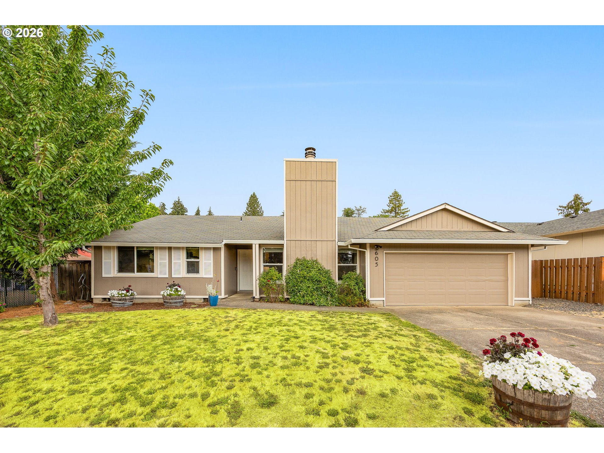 605 E FOOTHILLS DR Property Photo 1