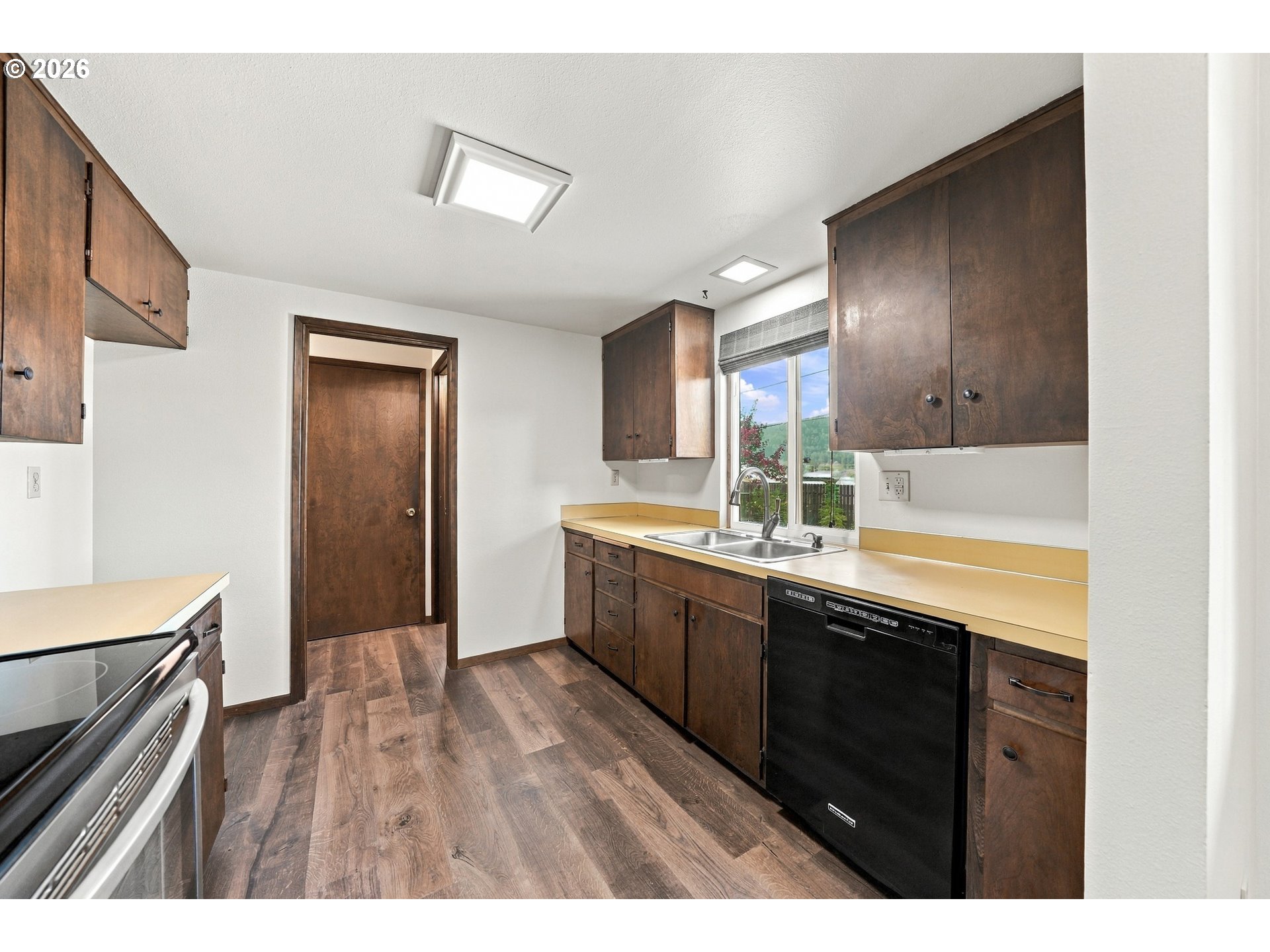 371 Hawthorne St Property Photo 10
