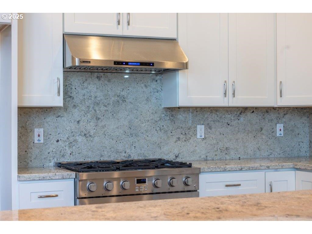 2495 Chester St Property Photo 16