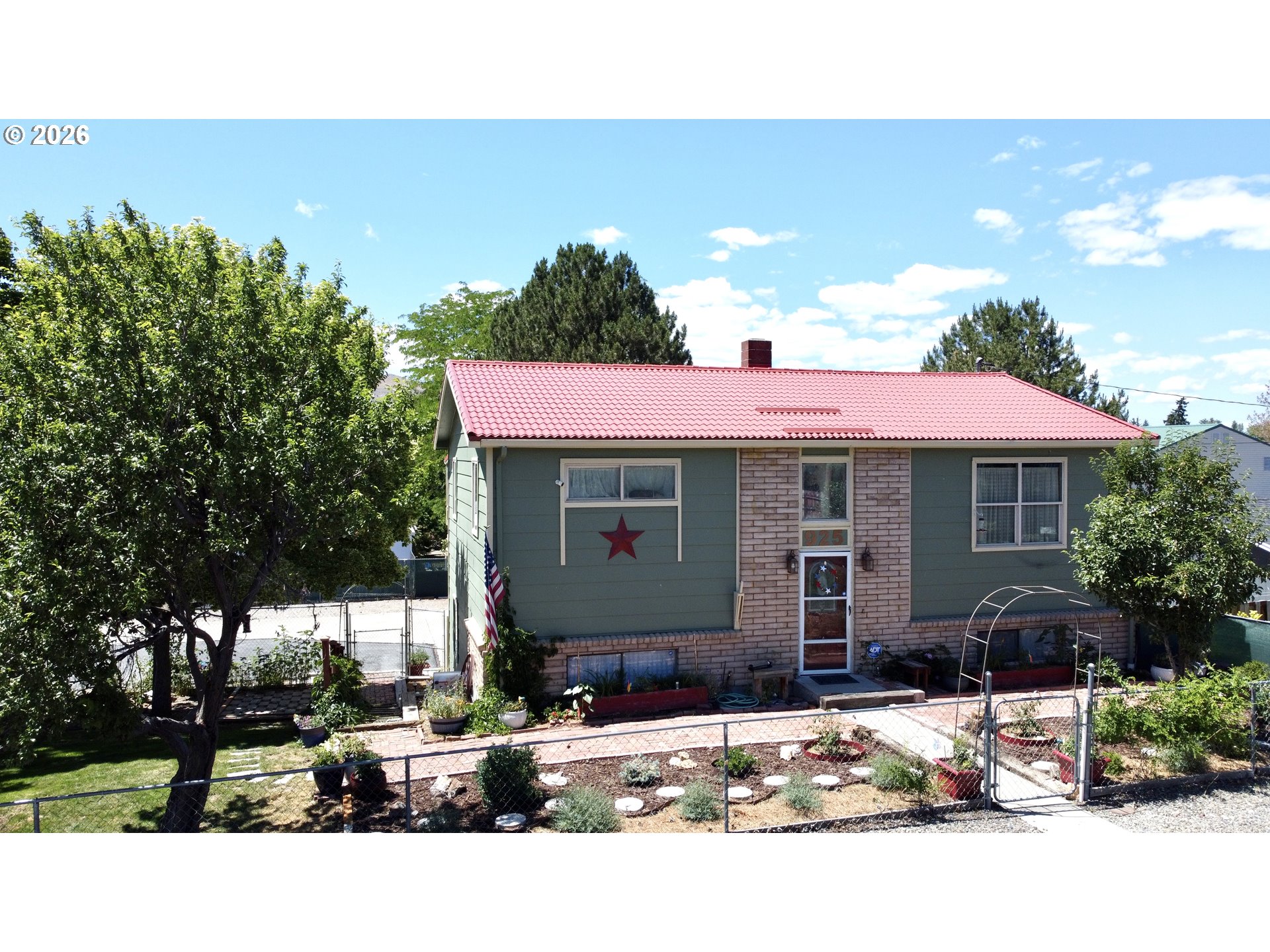 925 East St Property Photo 1