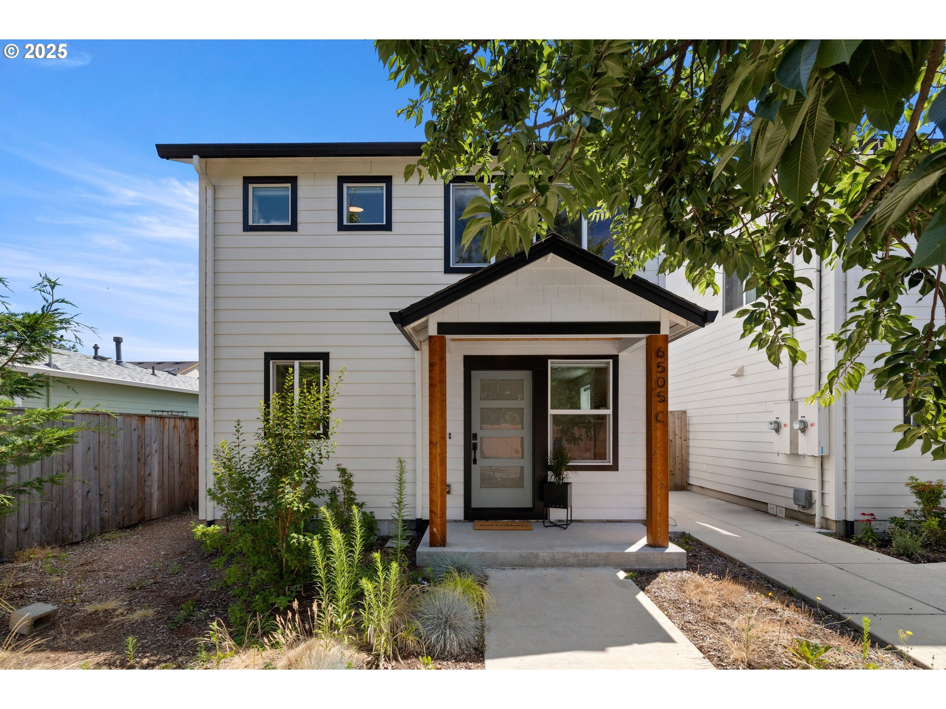 6505 Se Clatsop St C Property Photo 1