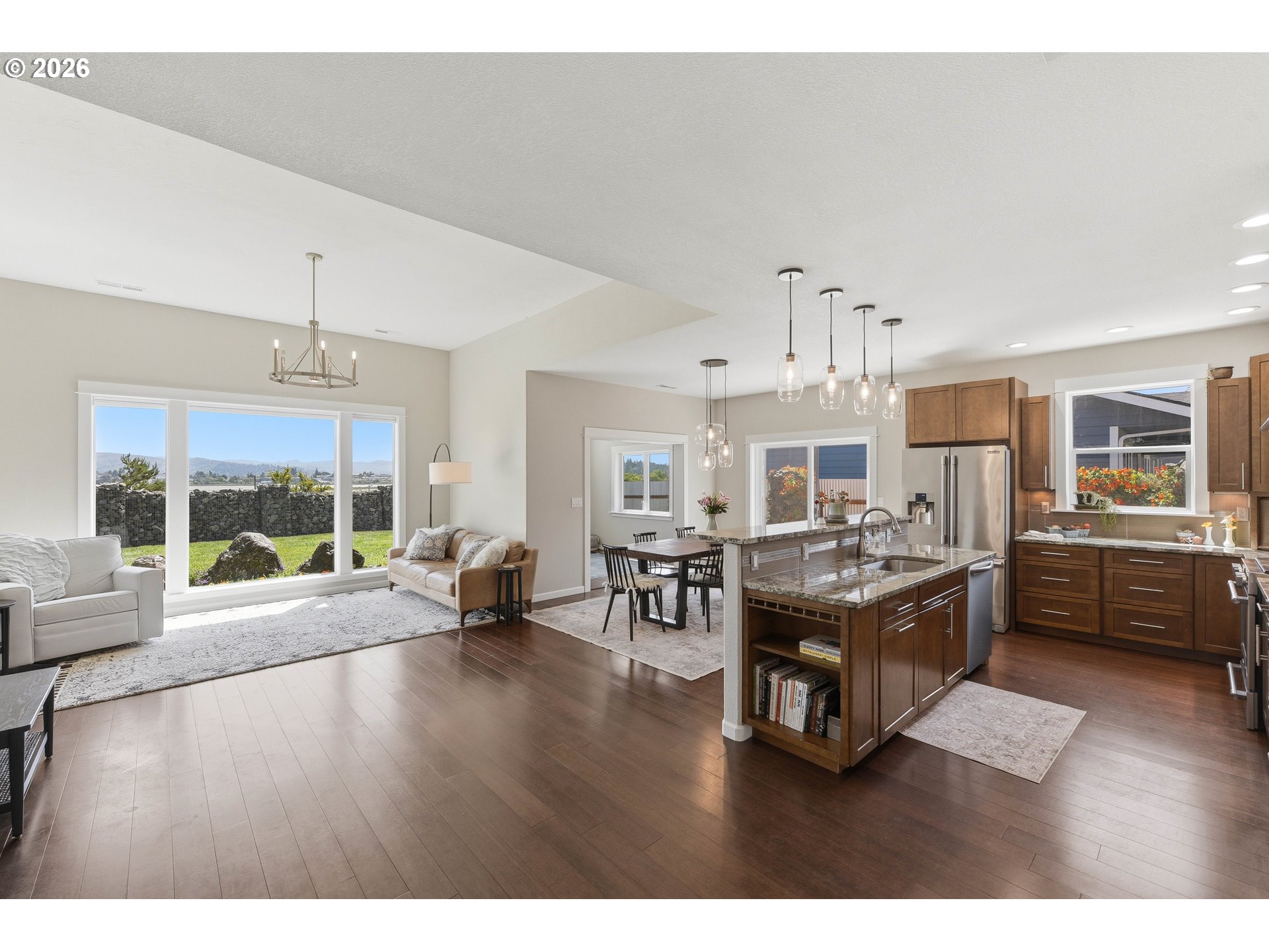 1611 Ash St Property Photo 3