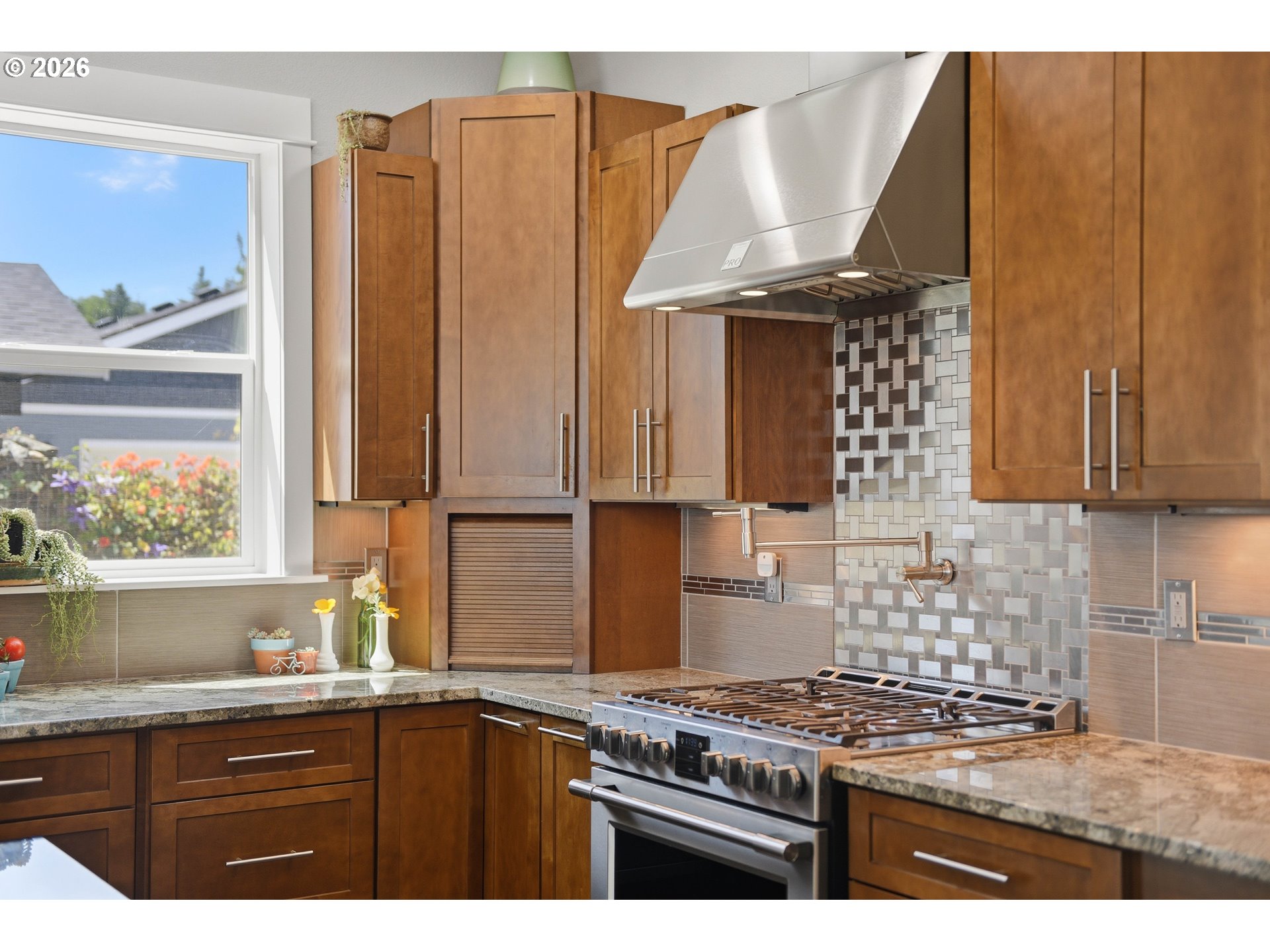 1611 Ash St Property Photo 6