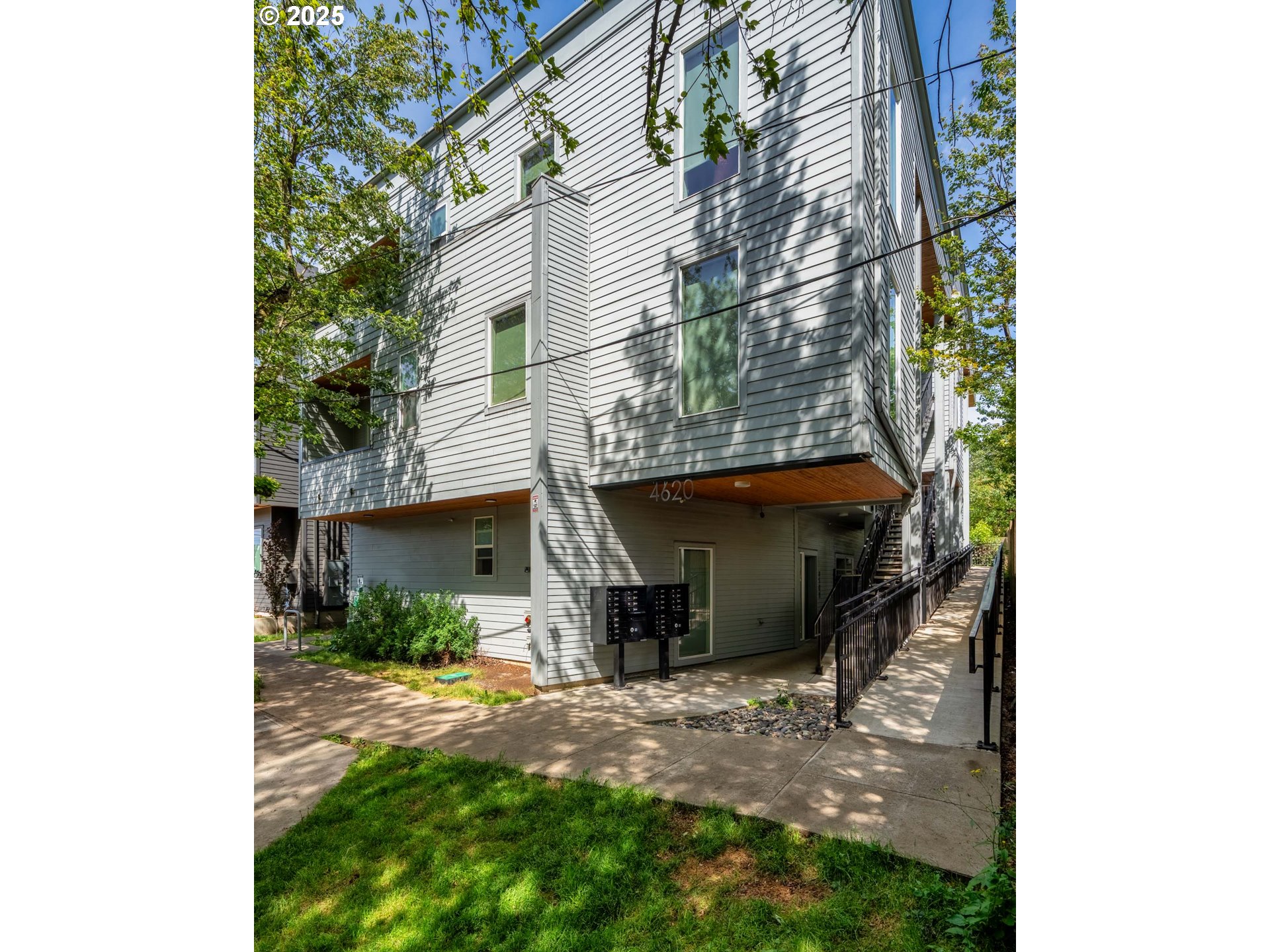 4620 N Maryland Ave Property Photo 1