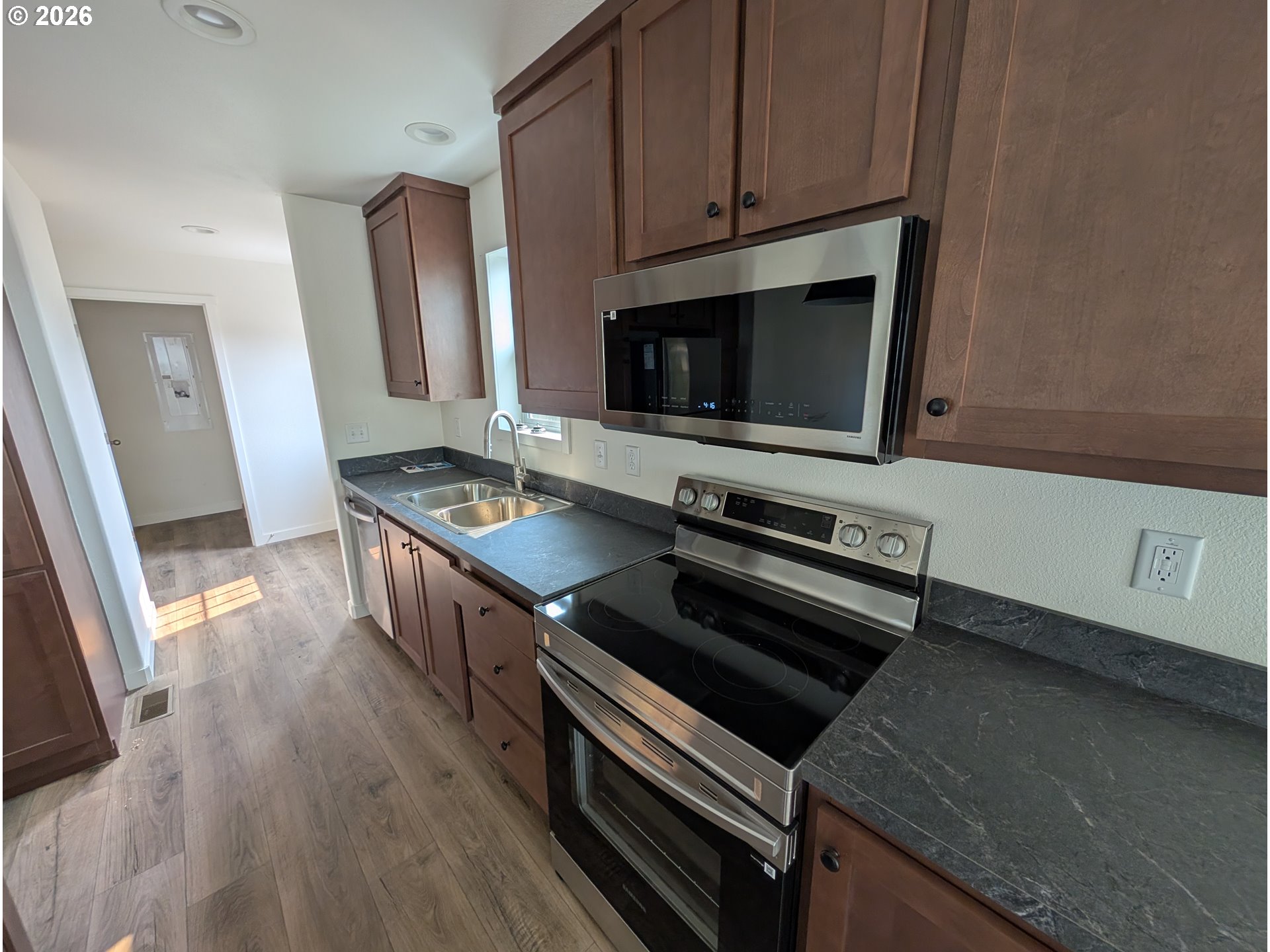 1302 Jackson Ave Property Photo 11
