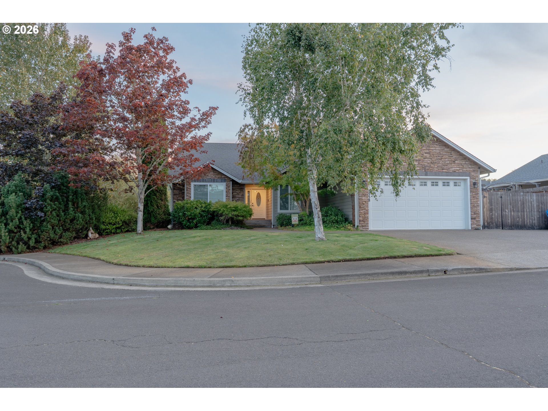 2558 GOLFVIEW AVE Property Photo 1