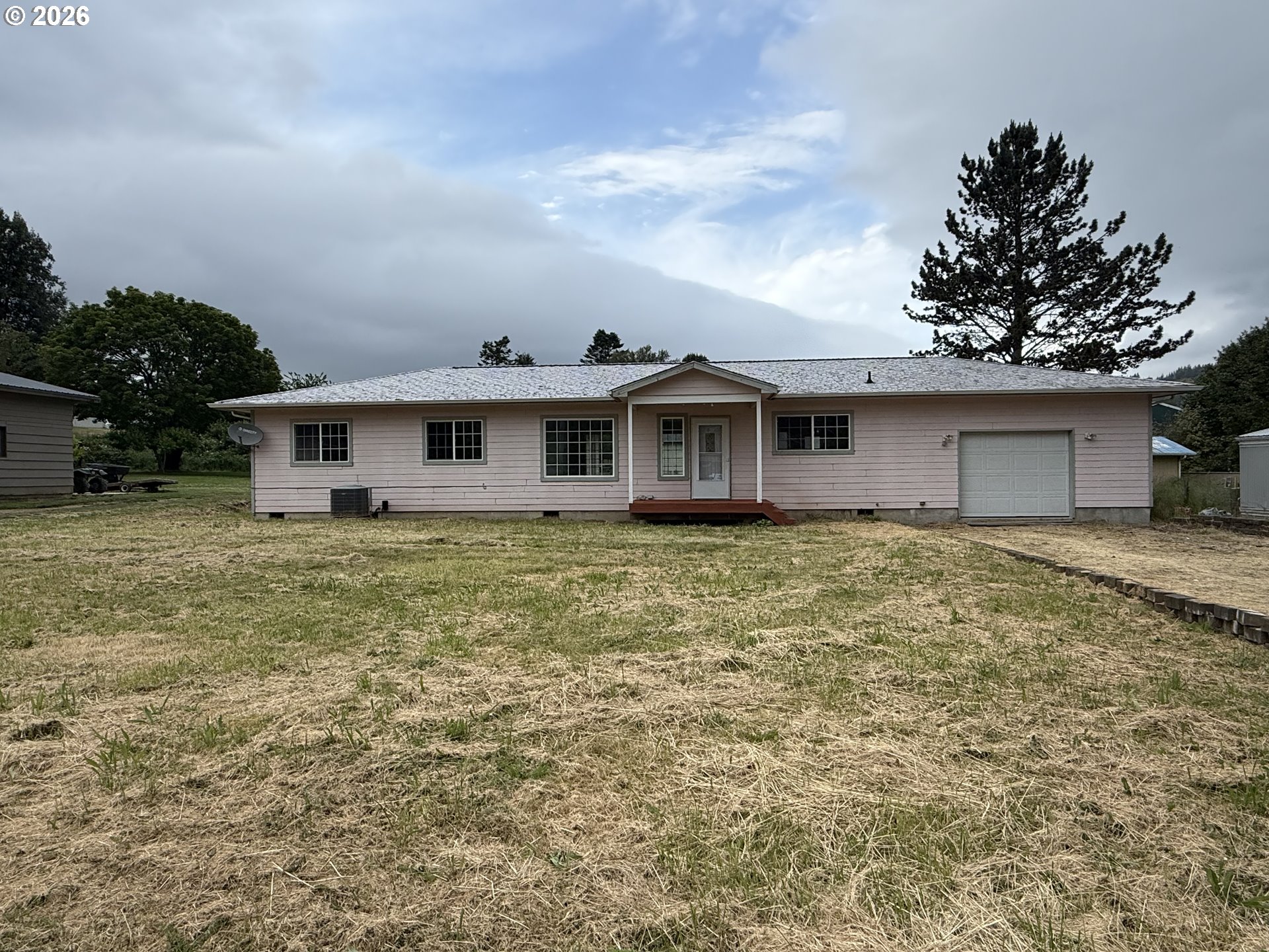 151 E Date St Property Photo 3