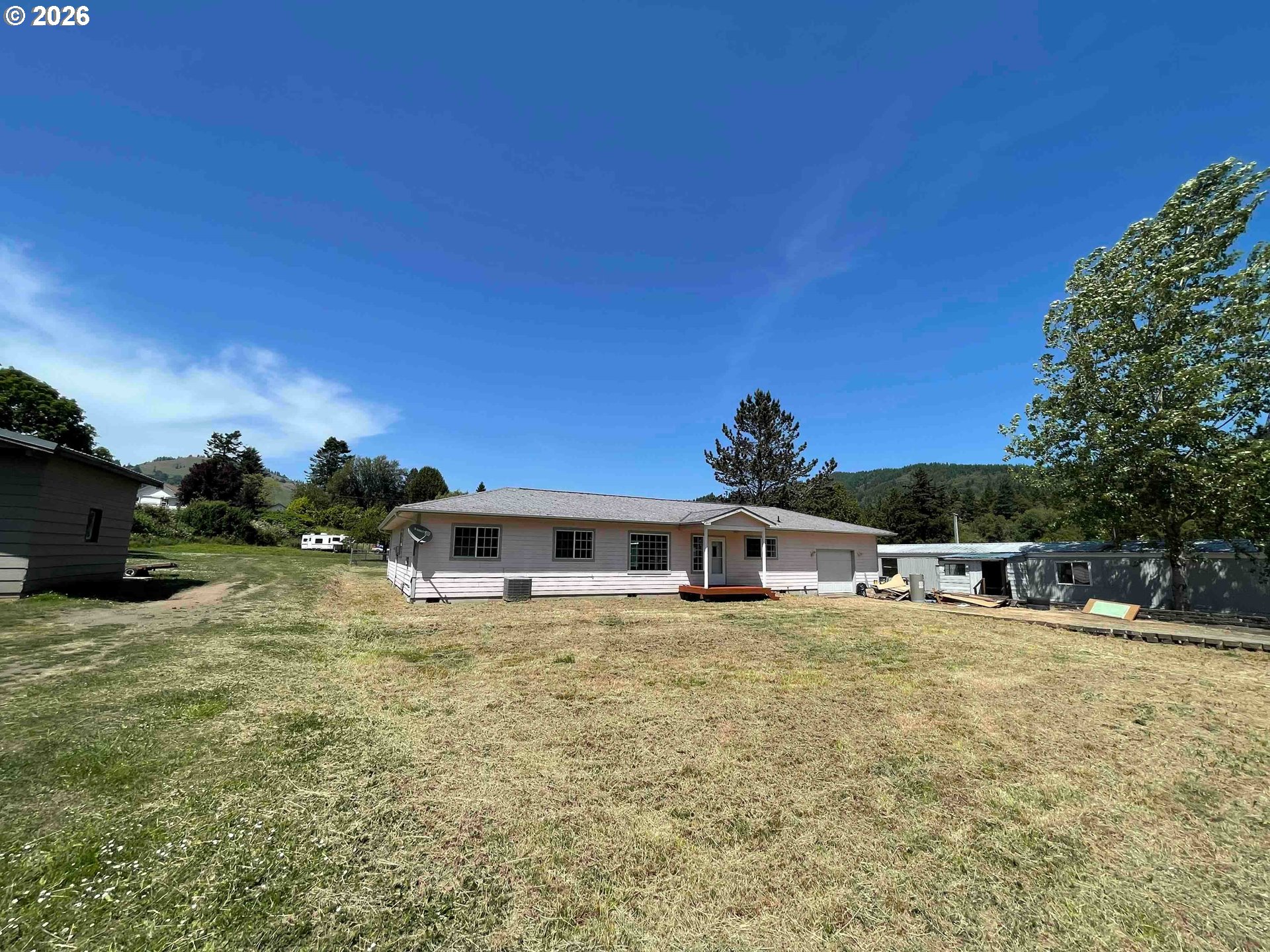 151 E Date St Property Photo 4