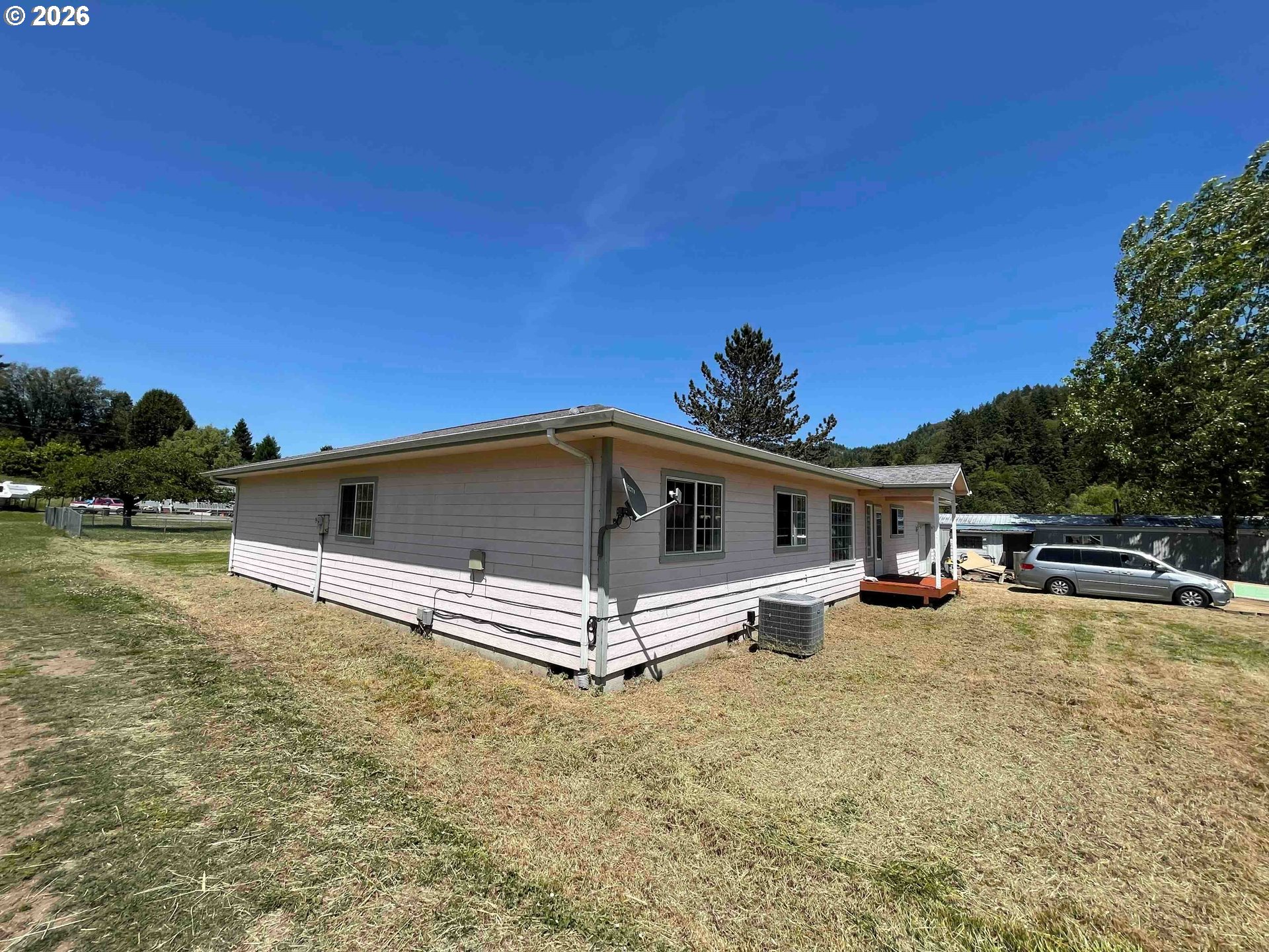 151 E Date St Property Photo 5