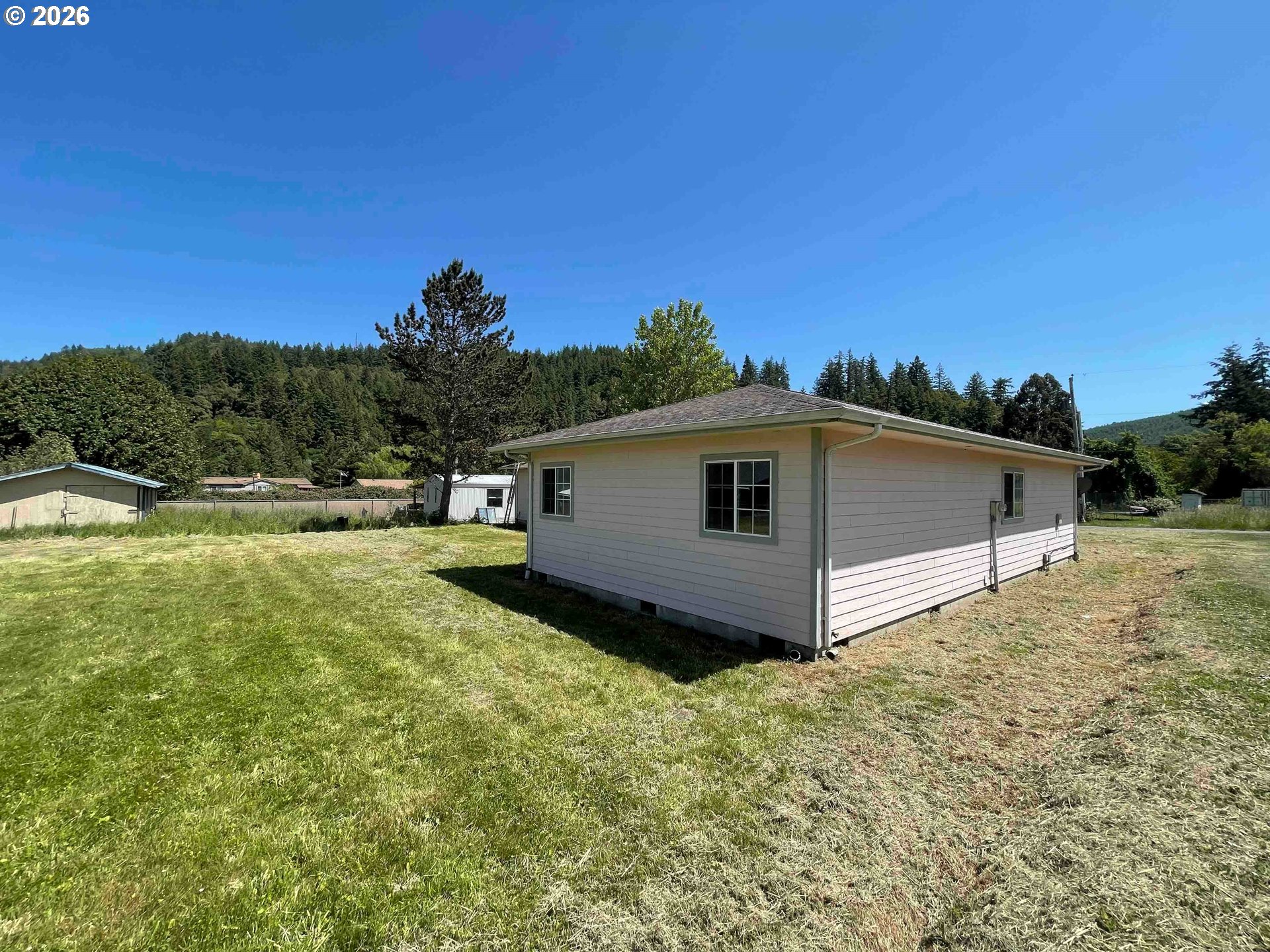 151 E Date St Property Photo 6