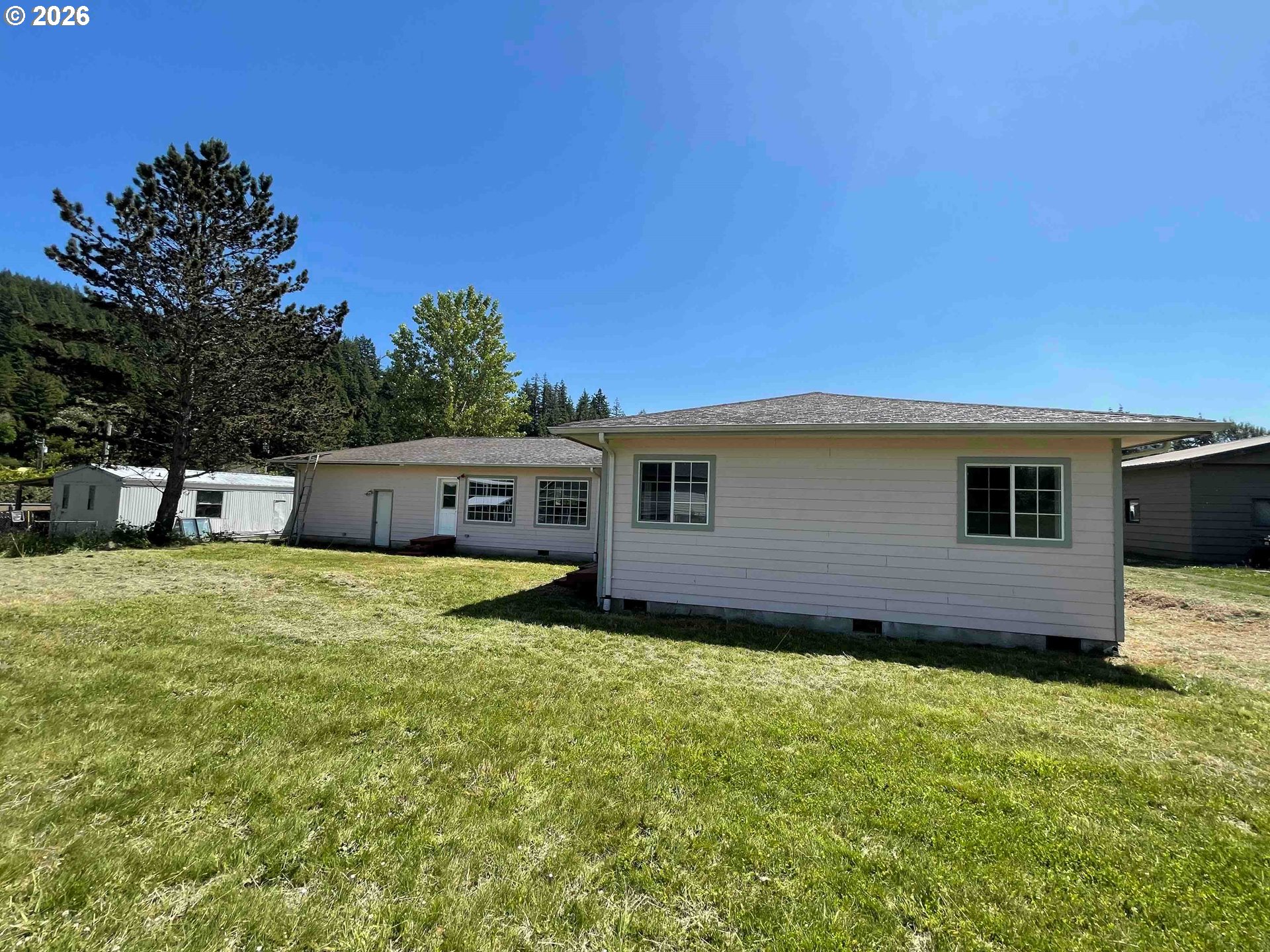 151 E Date St Property Photo 7