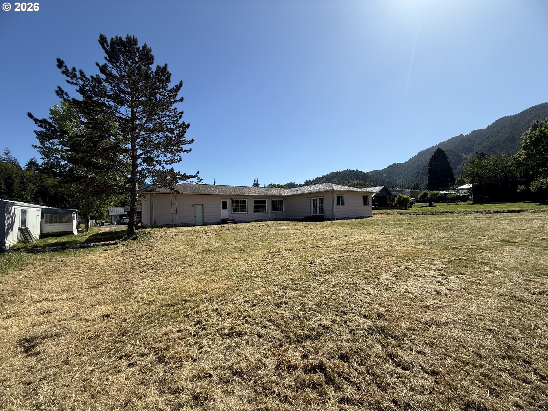 151 E Date St Property Photo 11