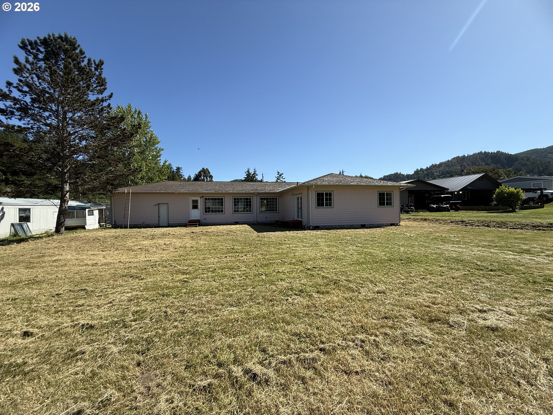 151 E Date St Property Photo 12