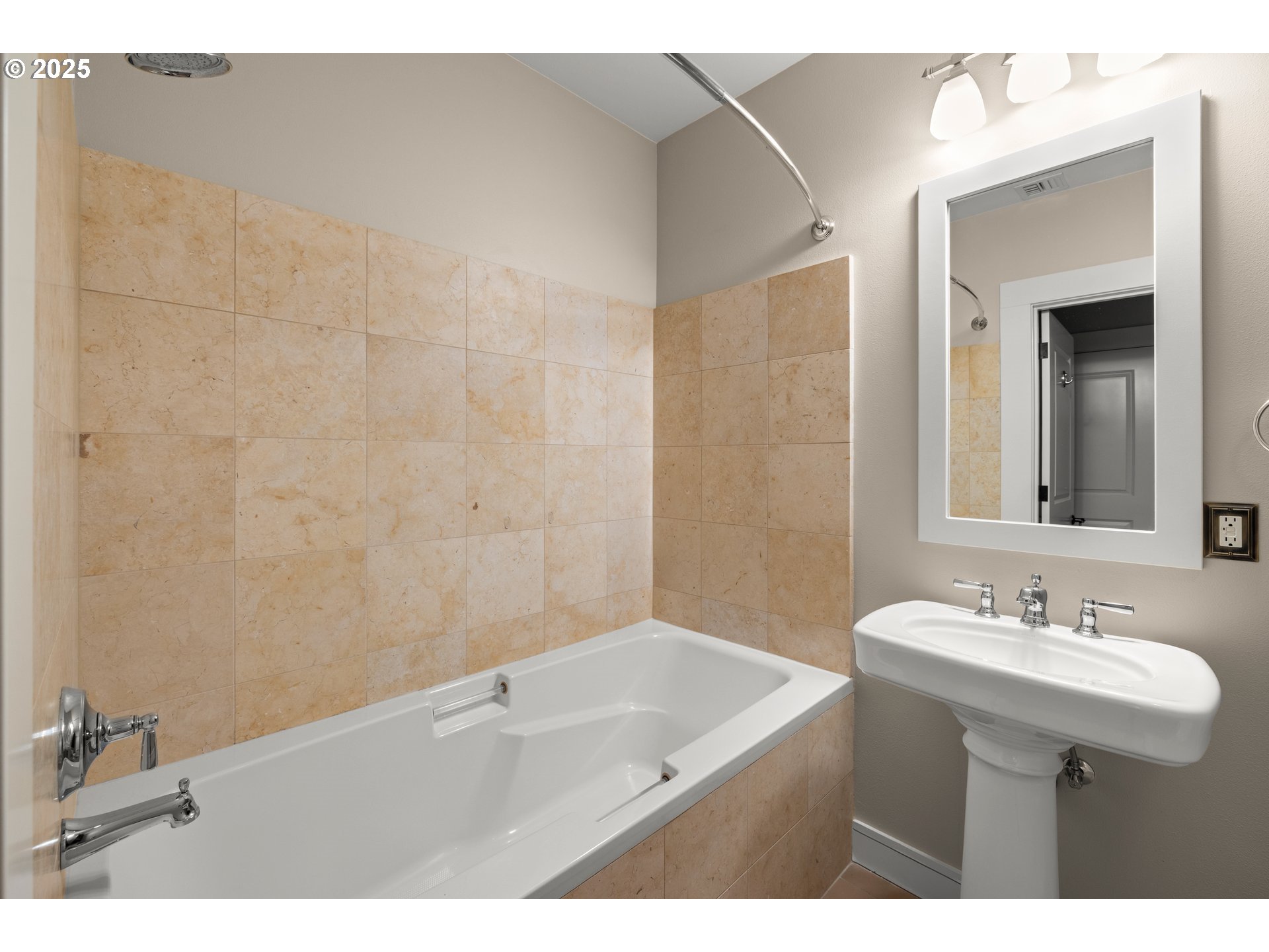 527 2nd St Property Photo 18