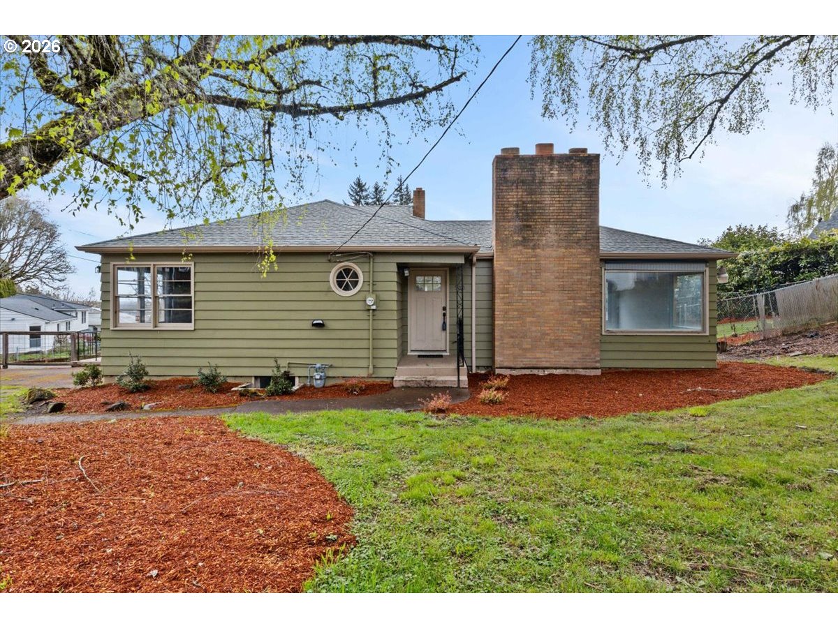 900 Cascade Dr Property Photo 1