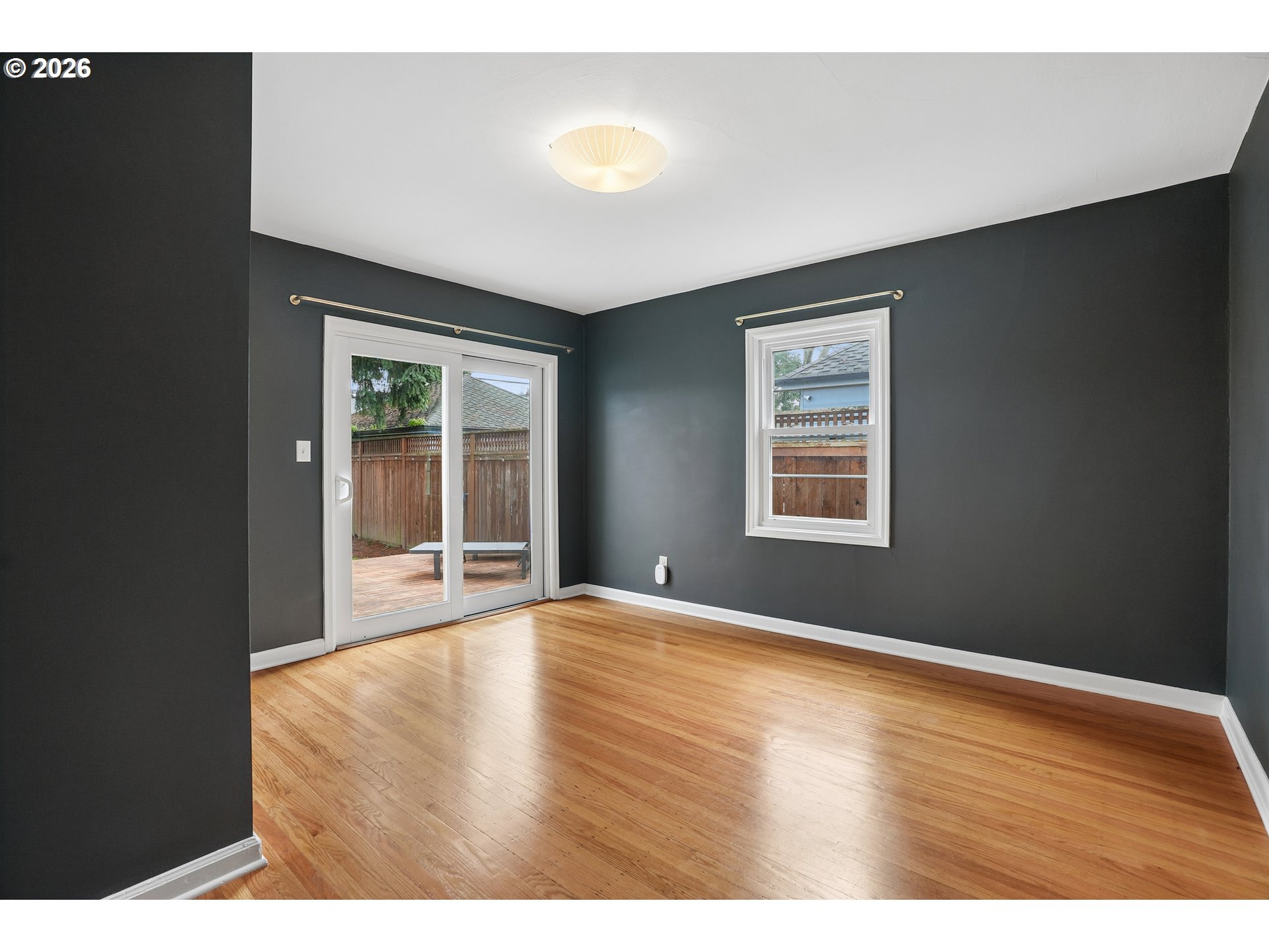 7436 N Seward Ave Property Photo 25