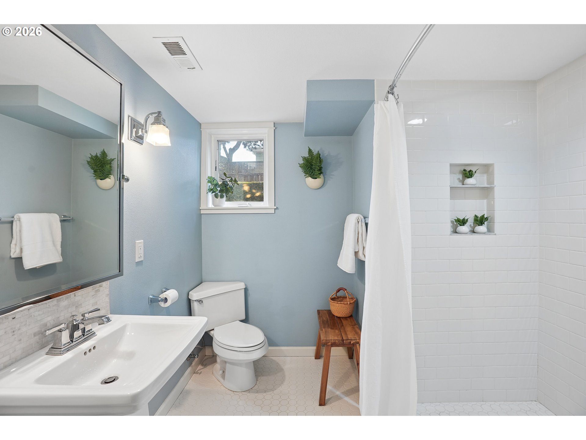 7436 N Seward Ave Property Photo 40