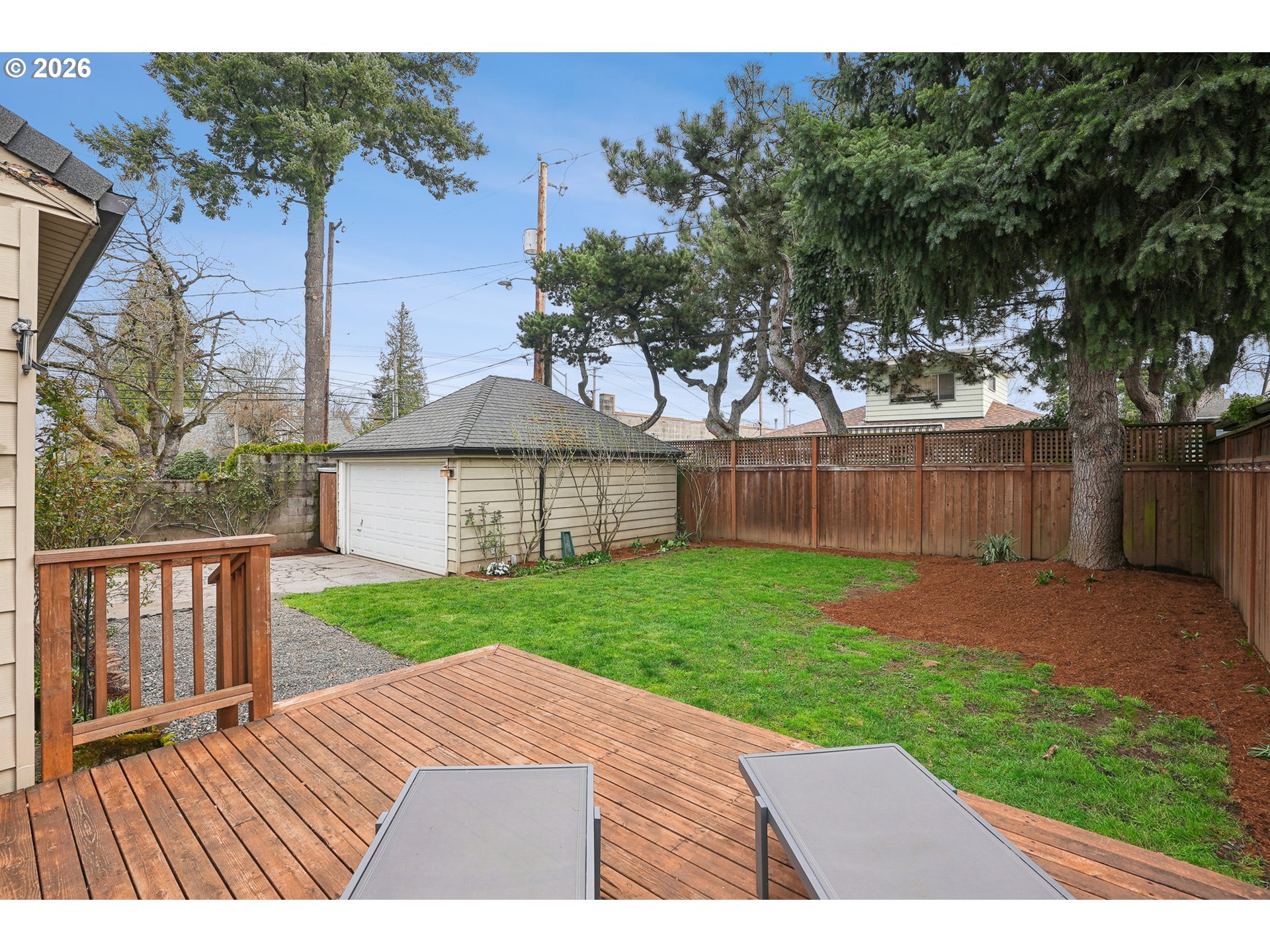 7436 N Seward Ave Property Photo 43